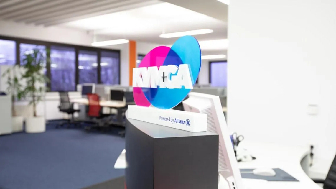 Modernes, helles Büro von KVM ServicePlus mit offenen Arbeitsplätzen und Allianz-Branding – hier kannst Du durchstarten.