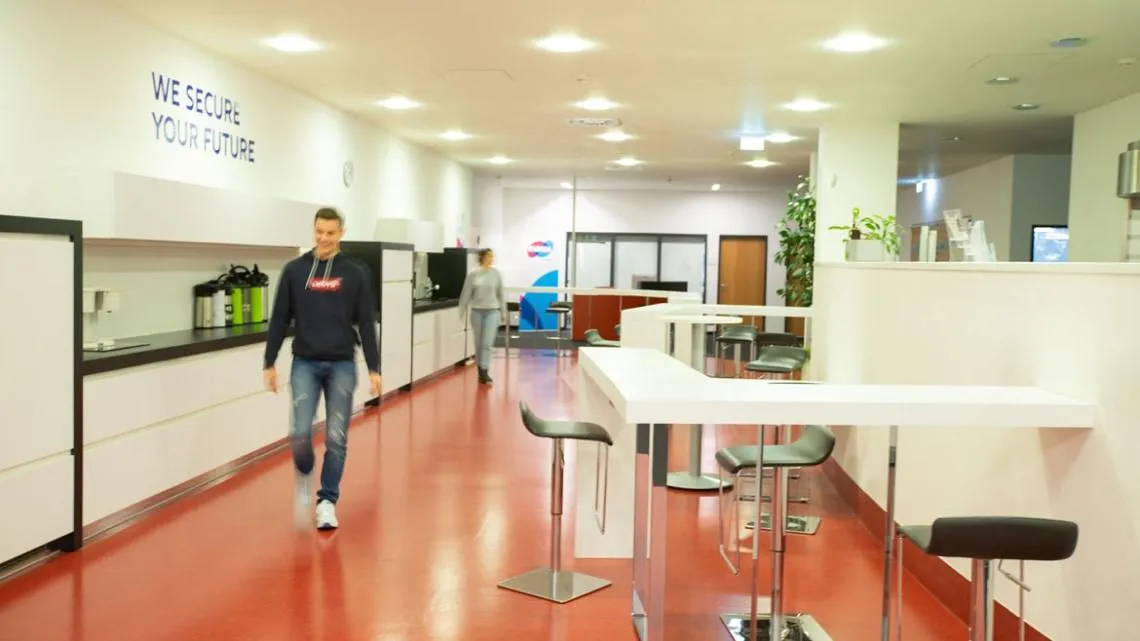 Moderne Kaffeeküche bei KVM ServicePlus mit Stehtischen und entspannter Atmosphäre für Deine Pausen im Versicherungsbereich.
