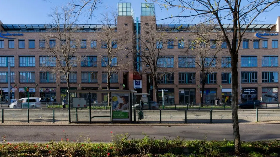 Das moderne Bürogebäude von KVM ServicePlus lädt Dich ein, Teil unseres Teams in der Versicherungsbranche zu werden.