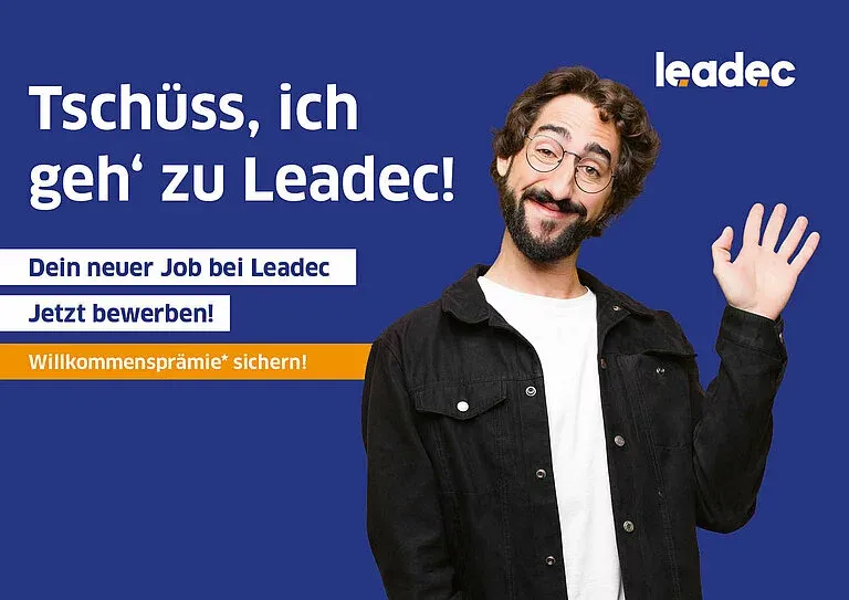 Ein junger Mann winkt freundlich vor blauem Hintergrund mit dem Text „Tschüss, ich geh' zu Leadec! Jetzt bewerben!“