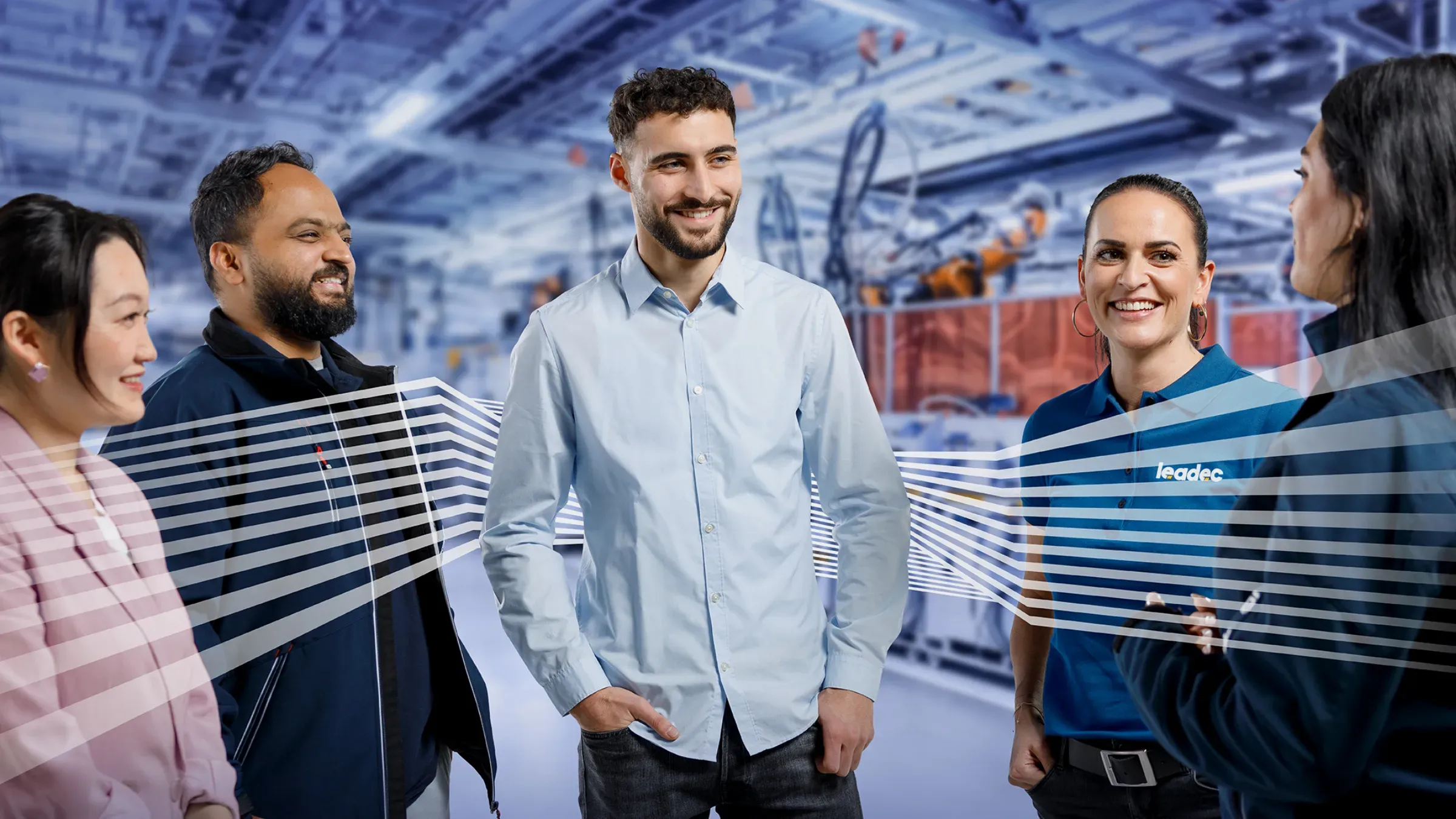 Fünf Kolleg:innen bei Leadec unterhalten sich freundlich in einer modernen Industrieumgebung.