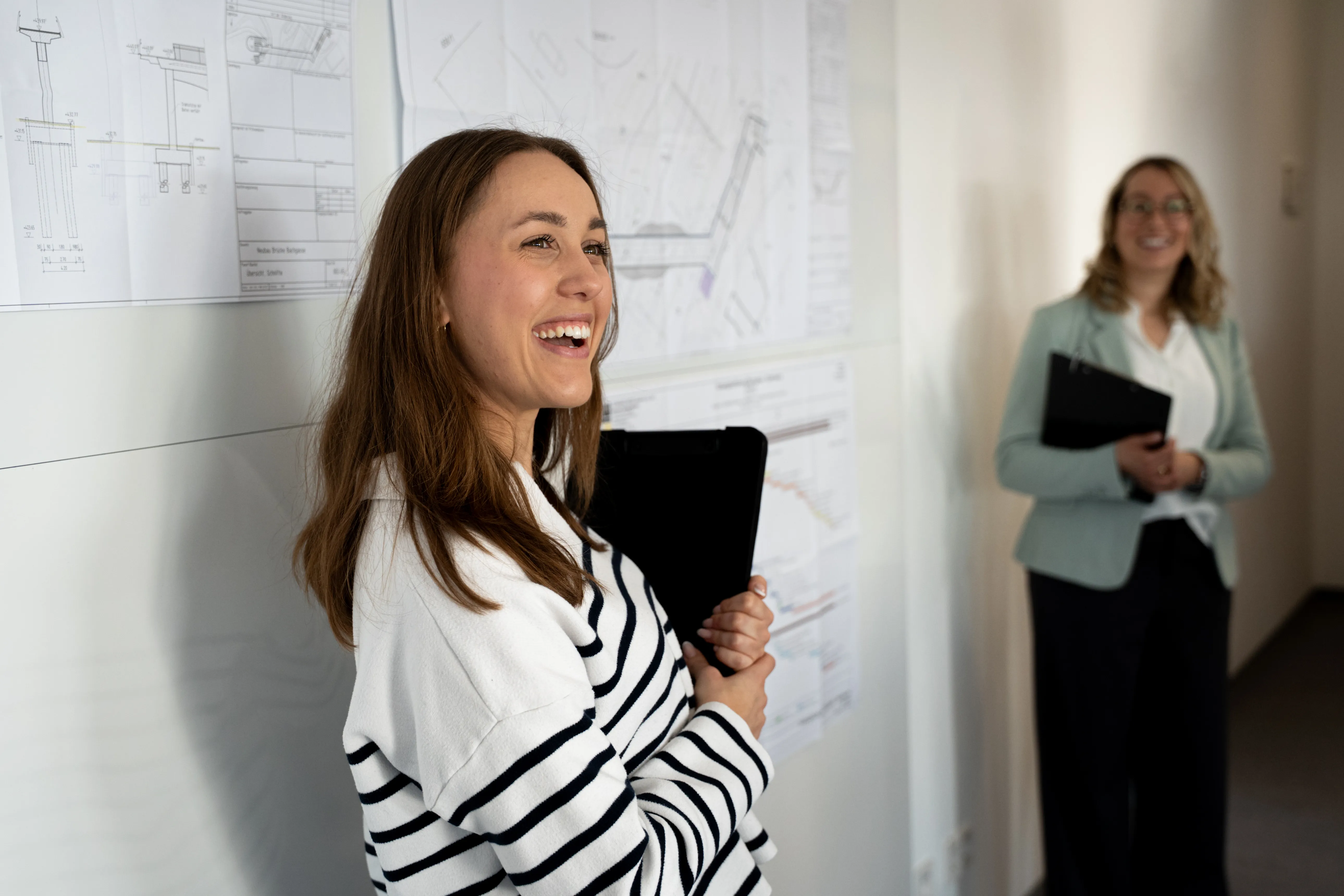 Ein lächelnder junger Mann telefoniert in einem Büro bei Leonhard Weiss GmbH & Co. KG.