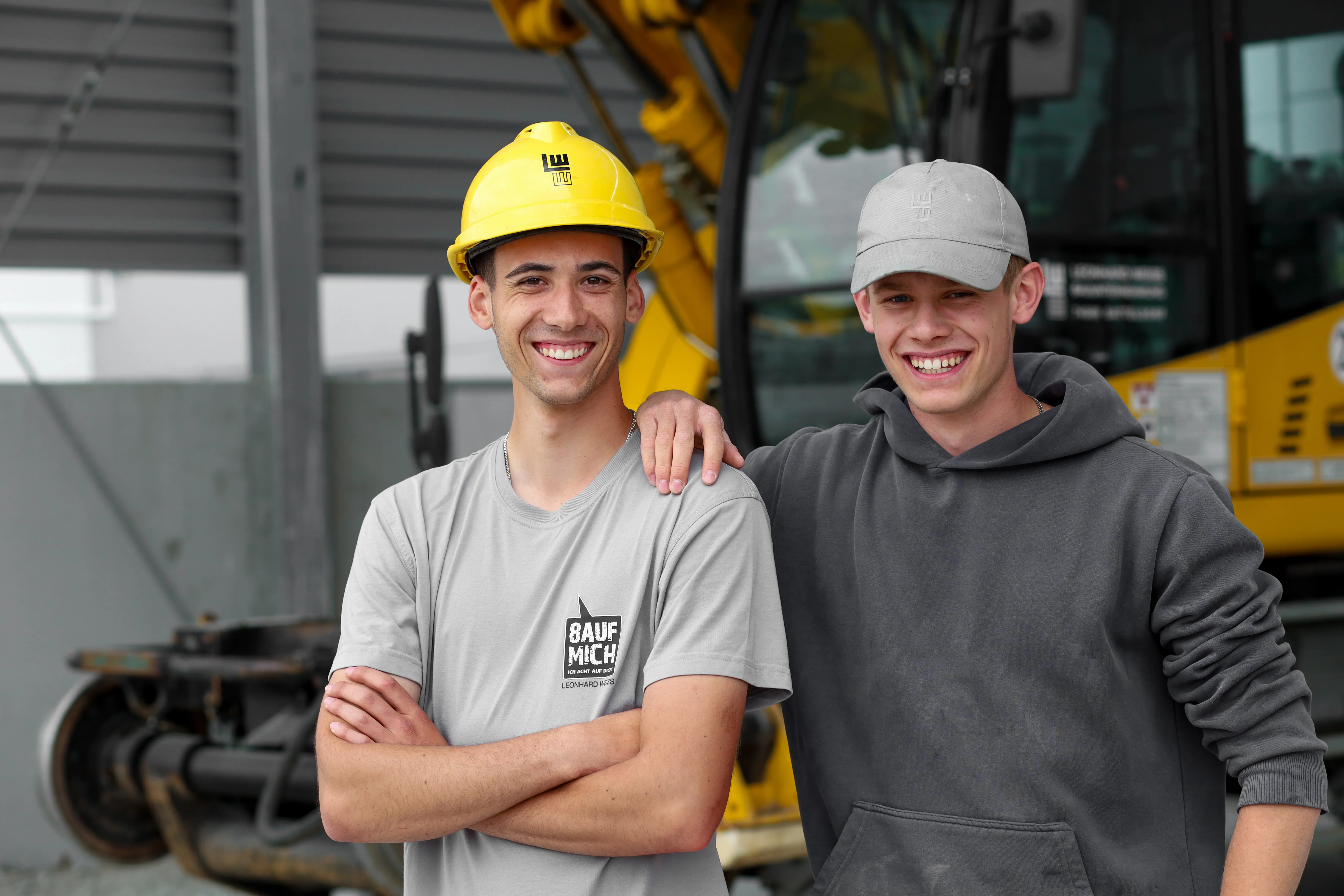 Ein Bauarbeiter trägt Schutzkleidung und schweißt Metallteile in einer Werkstatt.