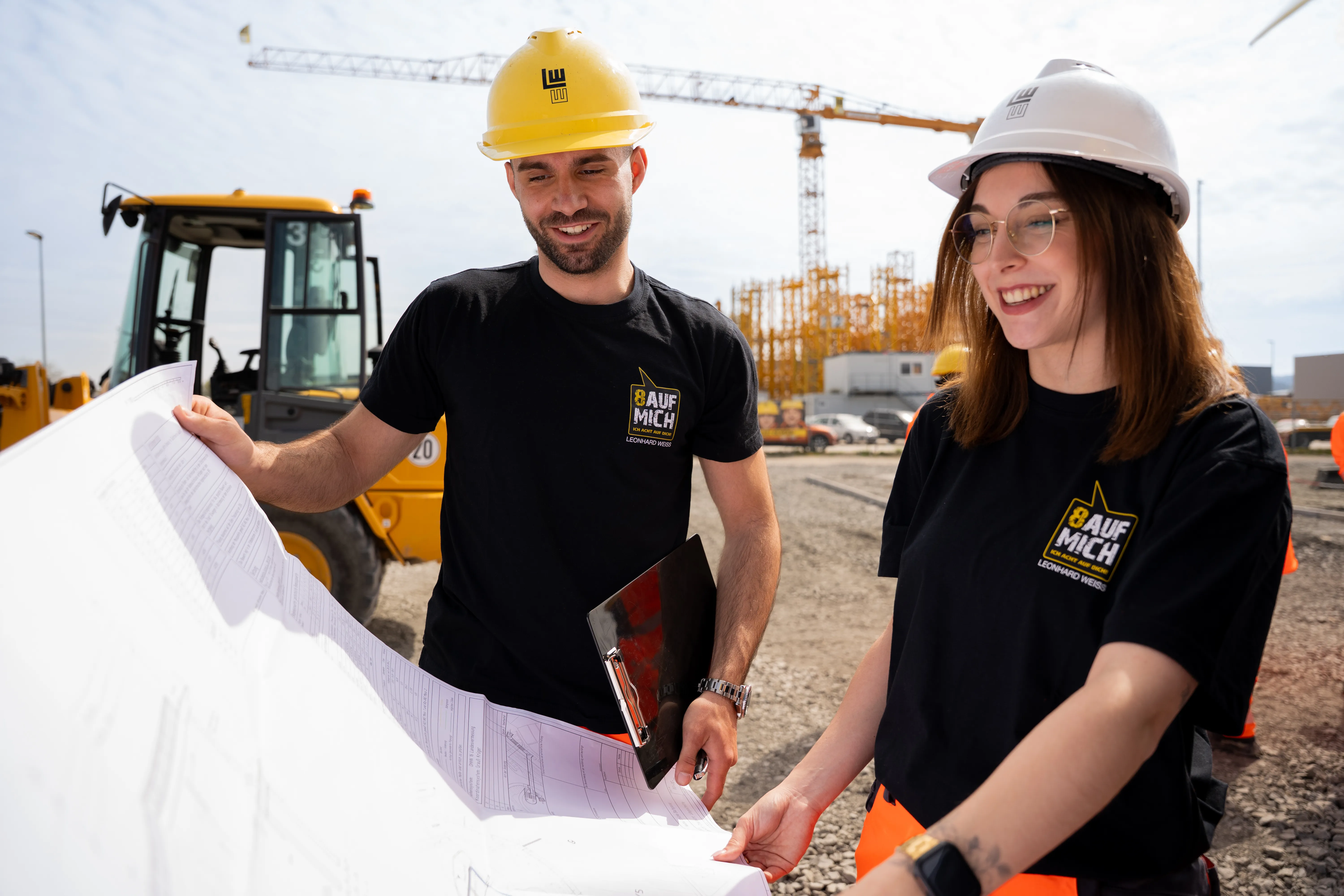 Gruppe von lächelnden jungen Menschen zeigt Daumen hoch, als Symbol für Teamgeist und Erfolg bei Leonhard Weiss GmbH & Co. KG.