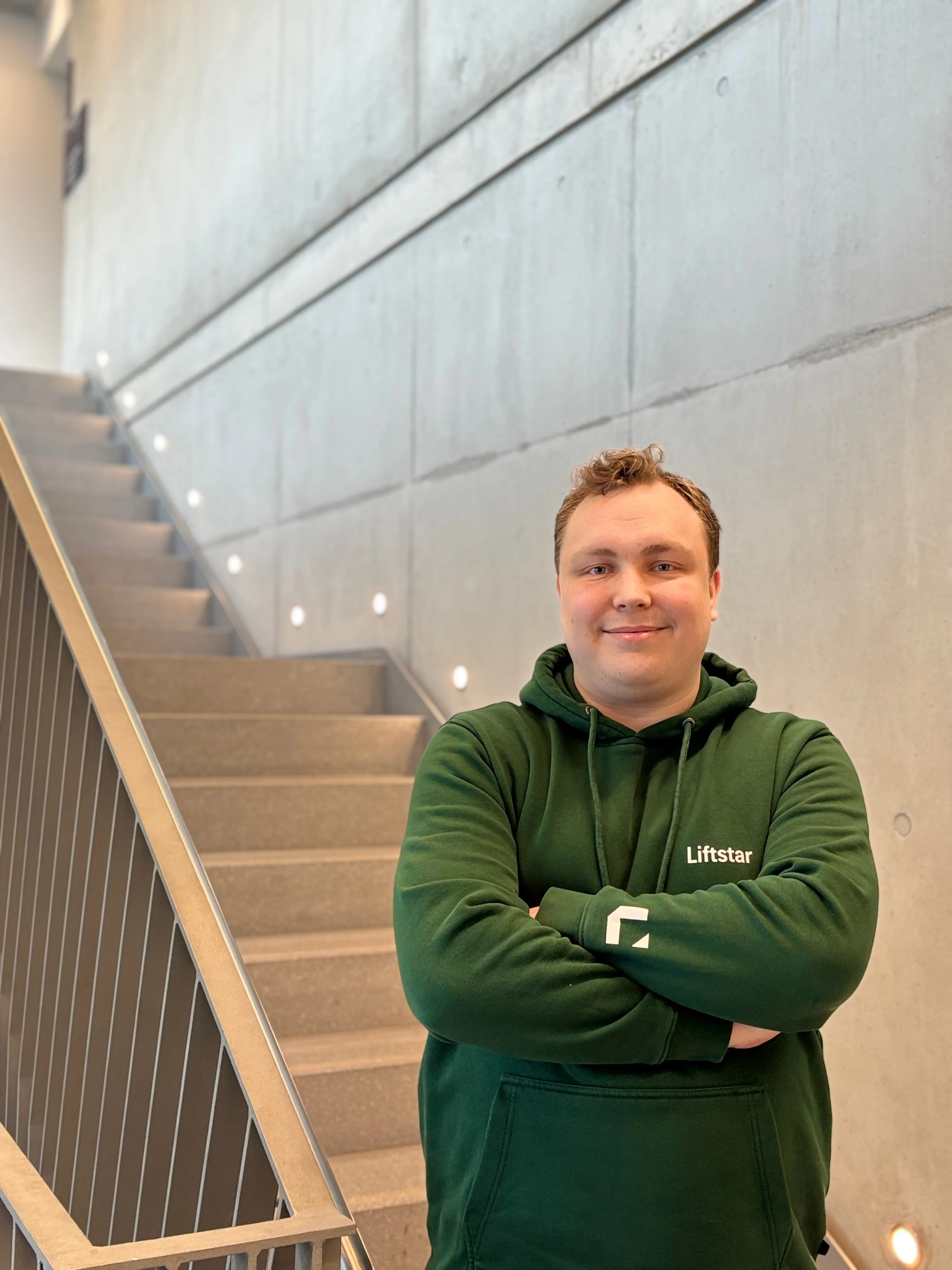 Lächelnder Recruiter im Treppenhaus Köln Liftstar Ausbildung Recruiting Standort Marsdorf