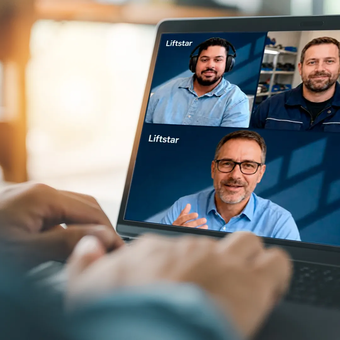 Drei Liftstar-Mitarbeiter im Videocall, die freundlich miteinander sprechen – bewirb dich und werde Teil des Teams!