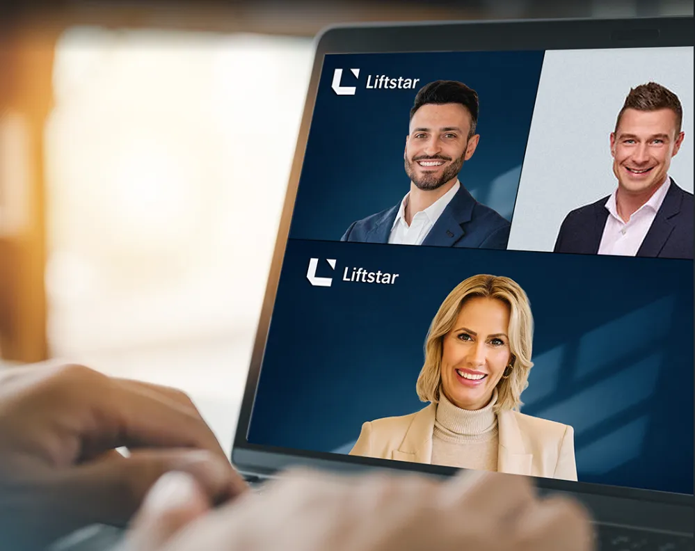 Du siehst ein Videomeeting mit drei freundlichen Liftstar-Mitarbeitenden auf einem Laptop-Bildschirm.
