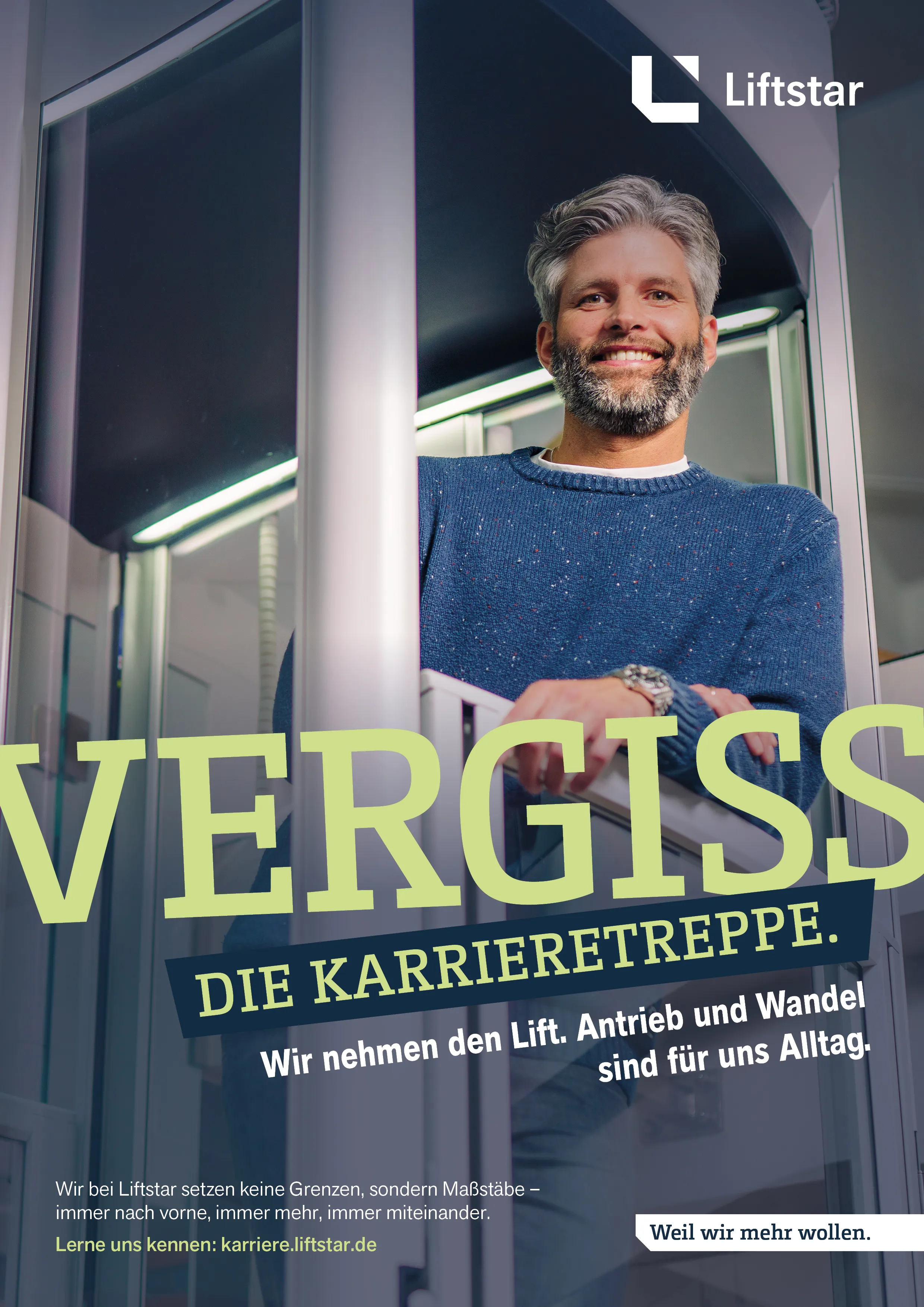 Ein lächelnder Mann steht in einem modernen Aufzug, bewirbt Arbeiten bei Liftstar im Gesundheitsbereich.