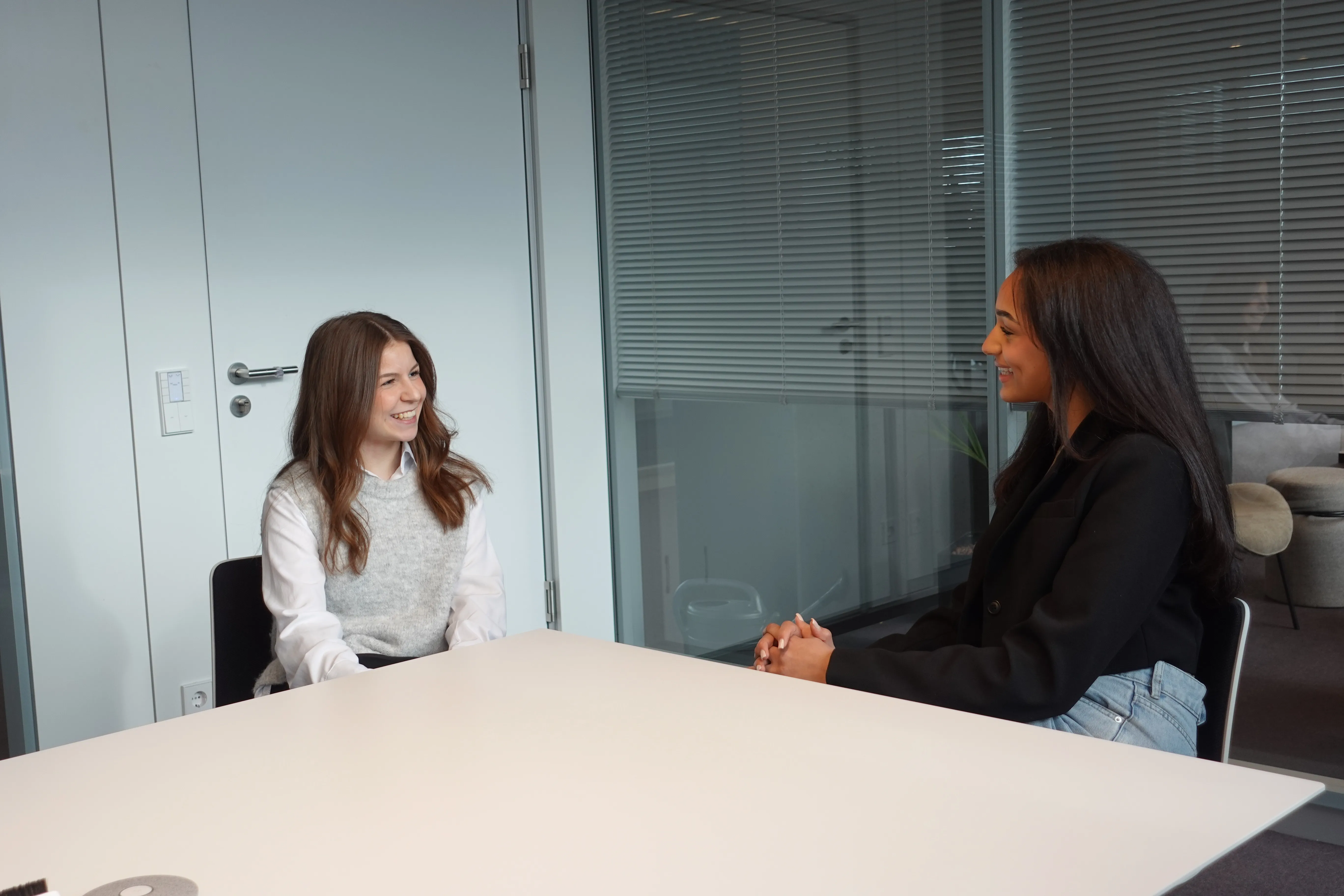 Nettes Gespräch im Office Kennenlerngespräch Auzibis Köln Standort Marsdorf