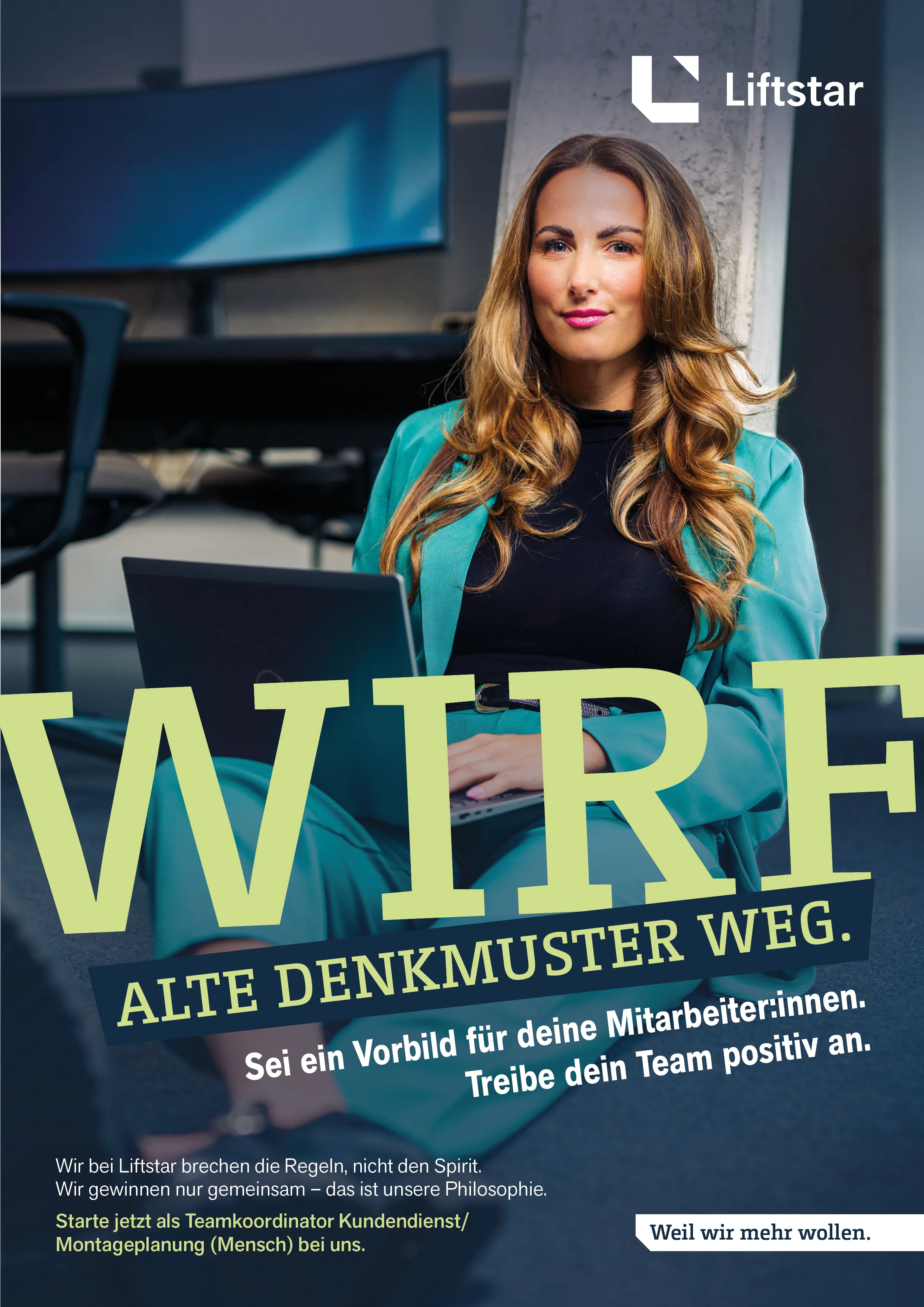 Frau im Business-Outfit mit Laptop im modernen Büro, motiviert dich als Teil des Liftstar-Teams im Gesundheitsbereich.