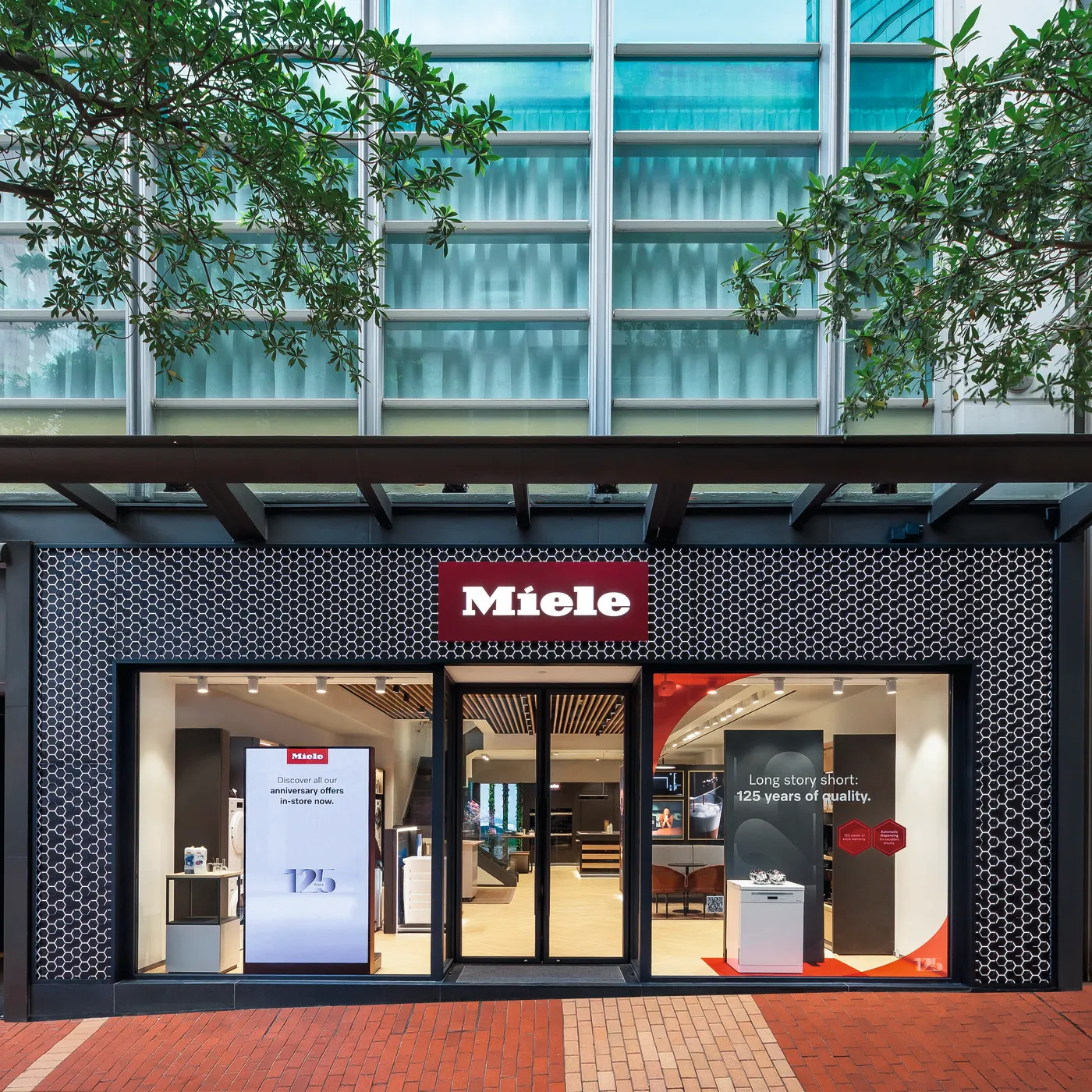 Außenansicht des Miele-Gebäudes in Hong Kong mit modernem Schaufensterdesign in einem städtischen Umfeld.