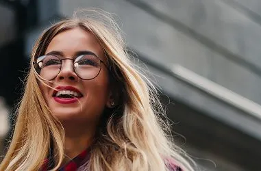 Azubi an Schaltgerät