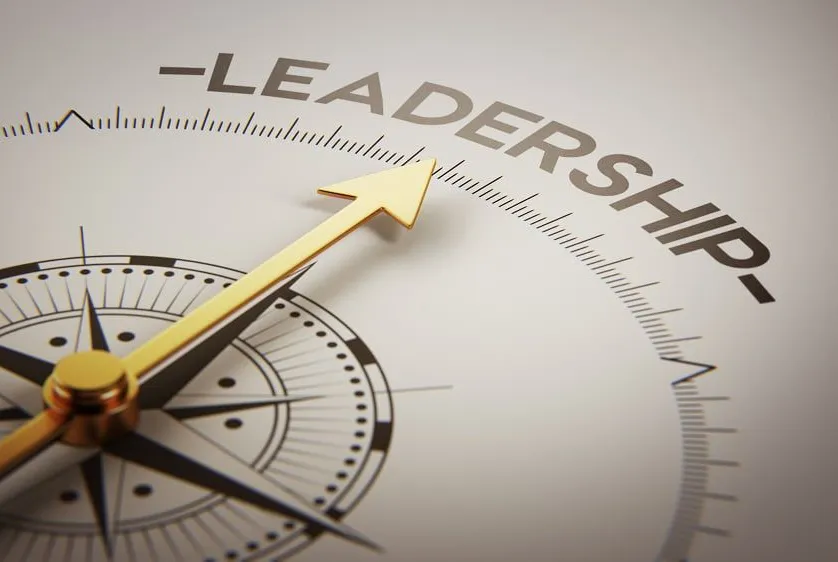 Busolă indicând spre „Leadership”, simbolizând direcția spre succes în cariera ta la Miele & Cie. KG.