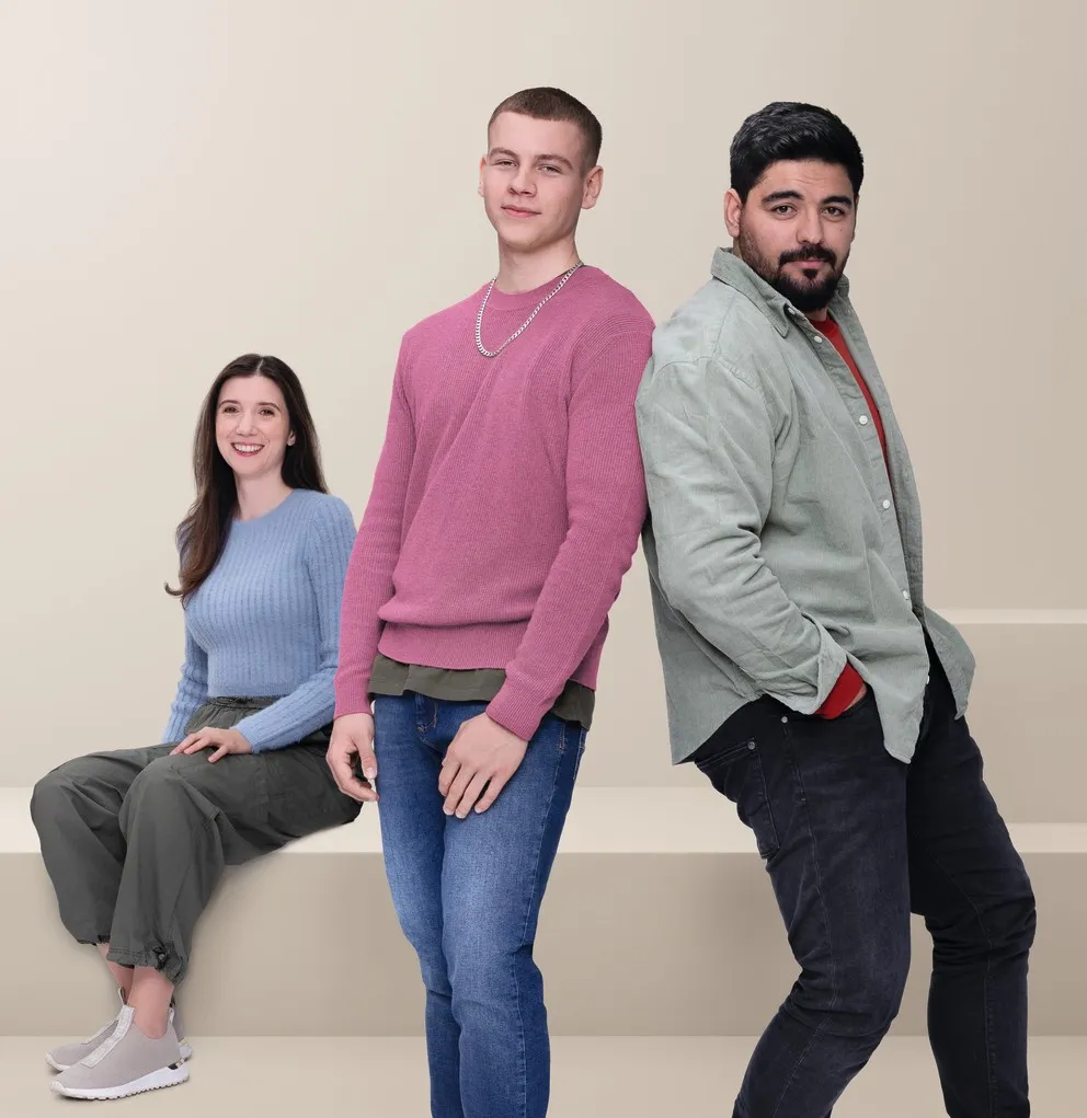 Drei junge Erwachsene in legerer Kleidung lächeln in die Kamera, repräsentieren Vielfalt bei Miele & Cie. KG.