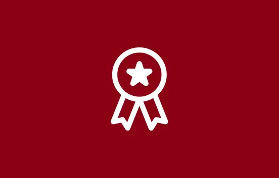 Ein weißes Abzeichen-Symbol mit Stern auf rotem Hintergrund, das für Karriere-Benefits bei Miele & Cie. KG steht.