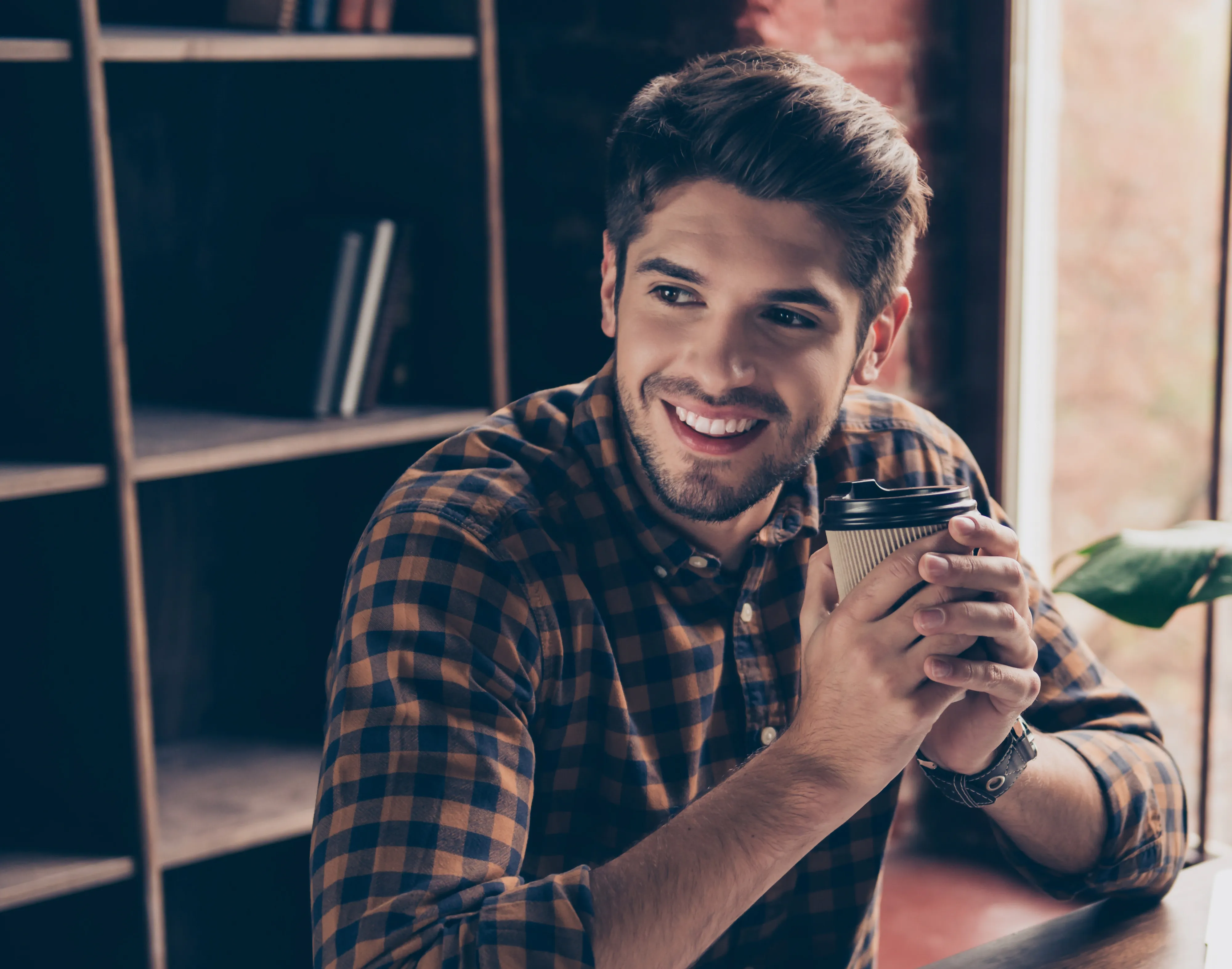 Zwei Jugendliche am Laptop