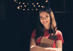 Zwei Schüler schrauben an Waschmaschine