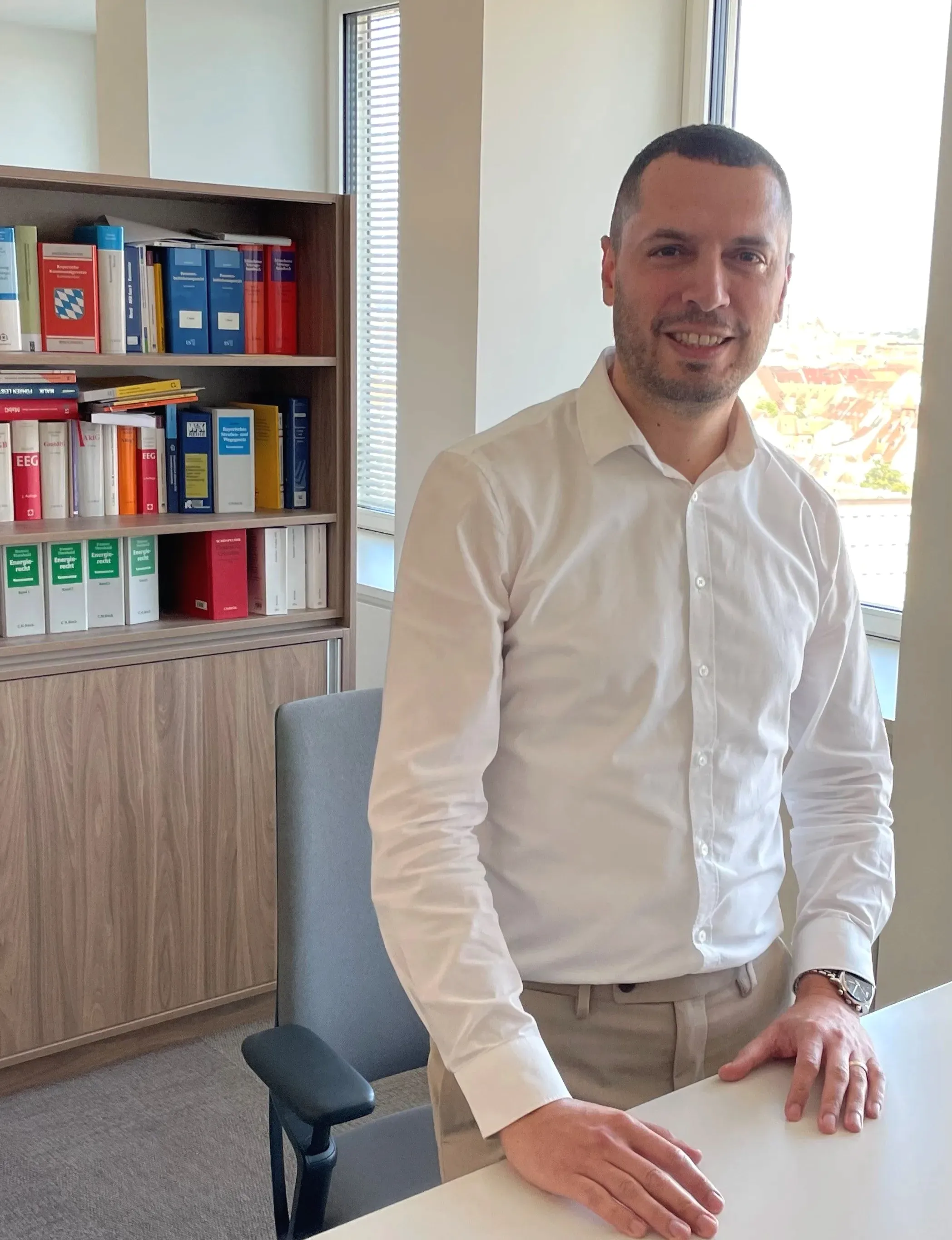 Der Mitarbeiter Onur Aktürk von N-ERGIE Netz GmbH arbeitet am Computer in einem Büro.