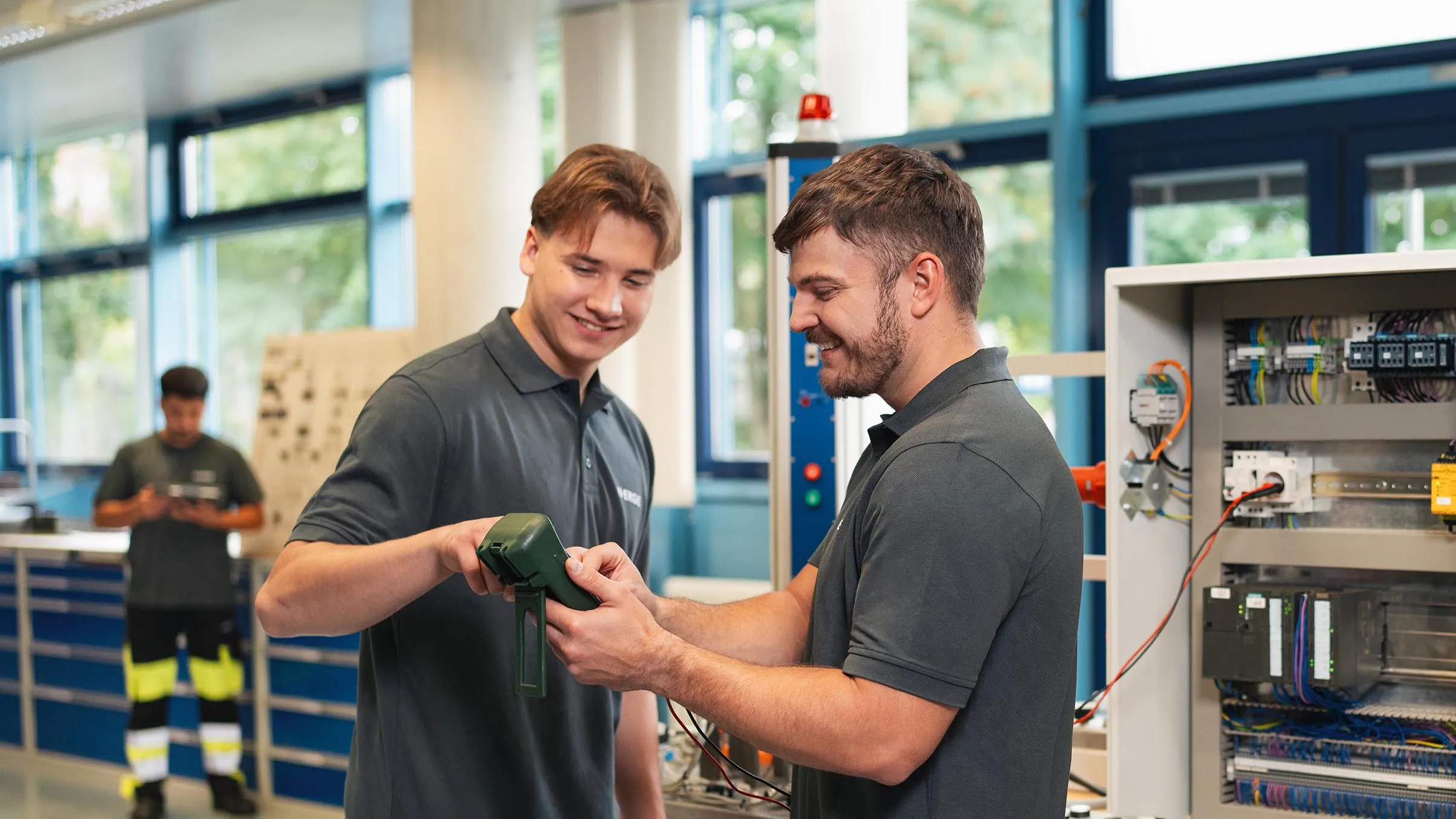Junge Frau in N-ERGIE Shirt