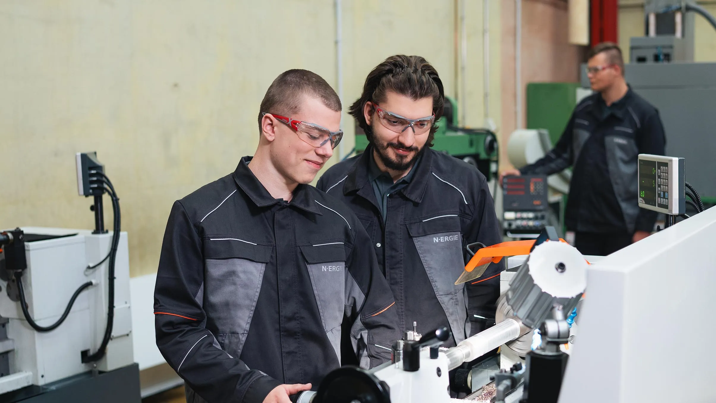 Junger Mann in Arbeitskleidung