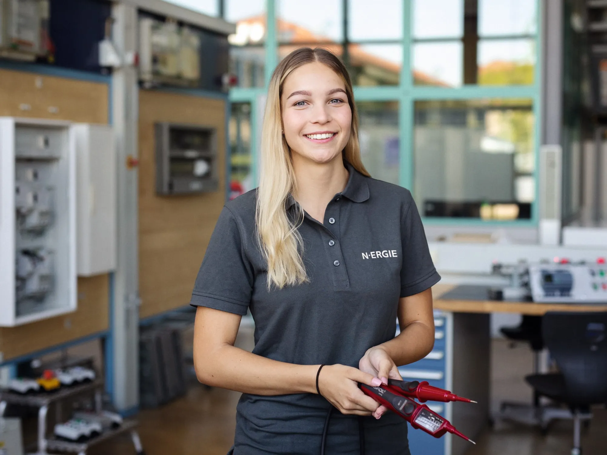 Junge Frau in N-ERGIE Shirt