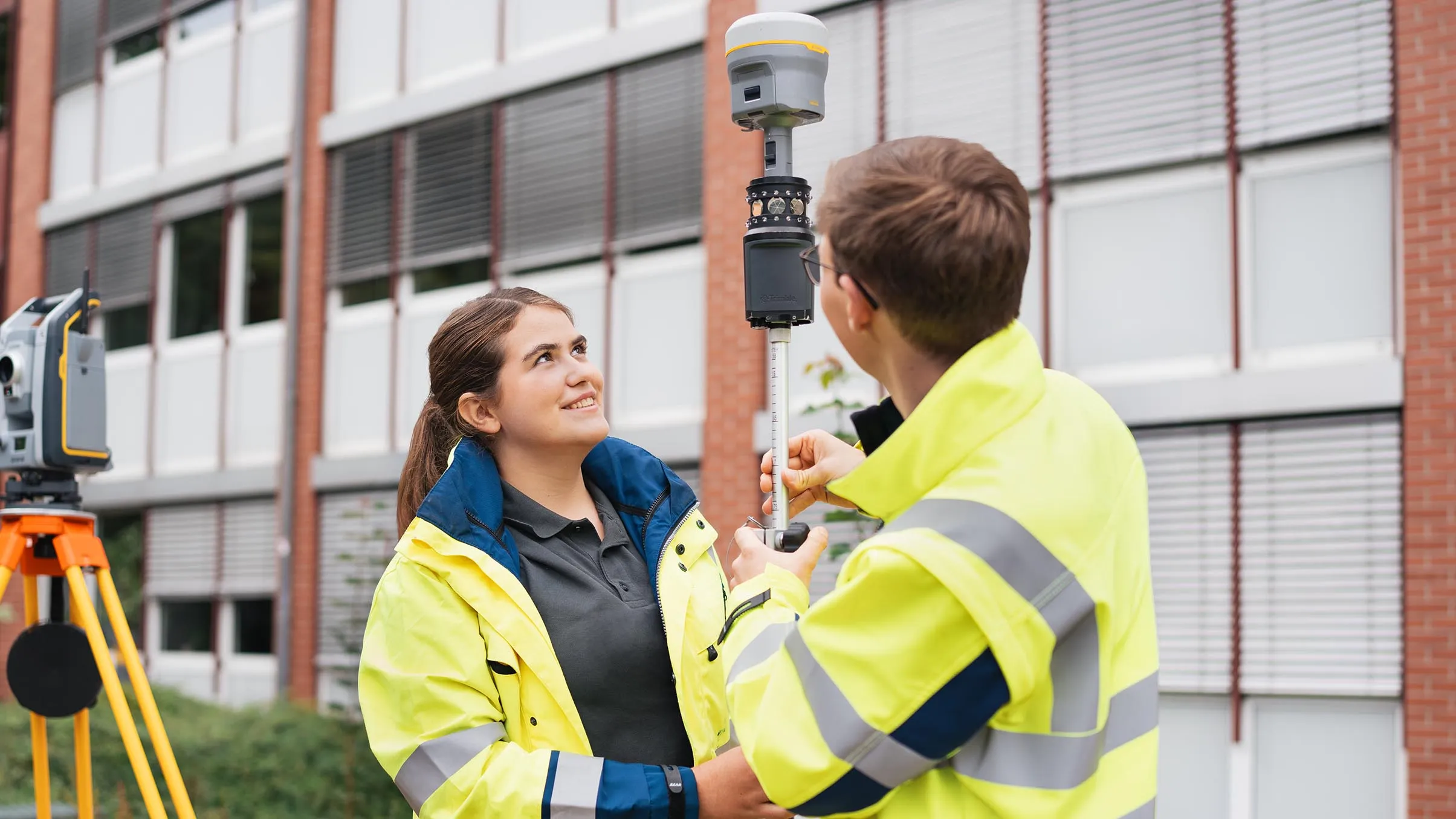 Junger Mann in N-ERGIE Shirt