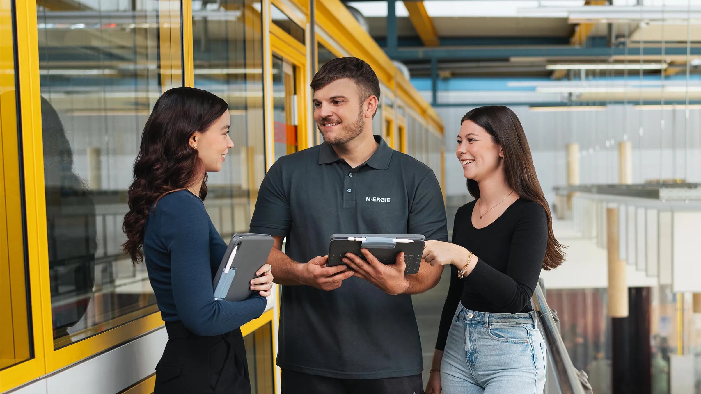 Zwei Personen in Schutzhelmen schweißen Metall in einer Werkstatt bei N-ERGIE Aktiengesellschaft.