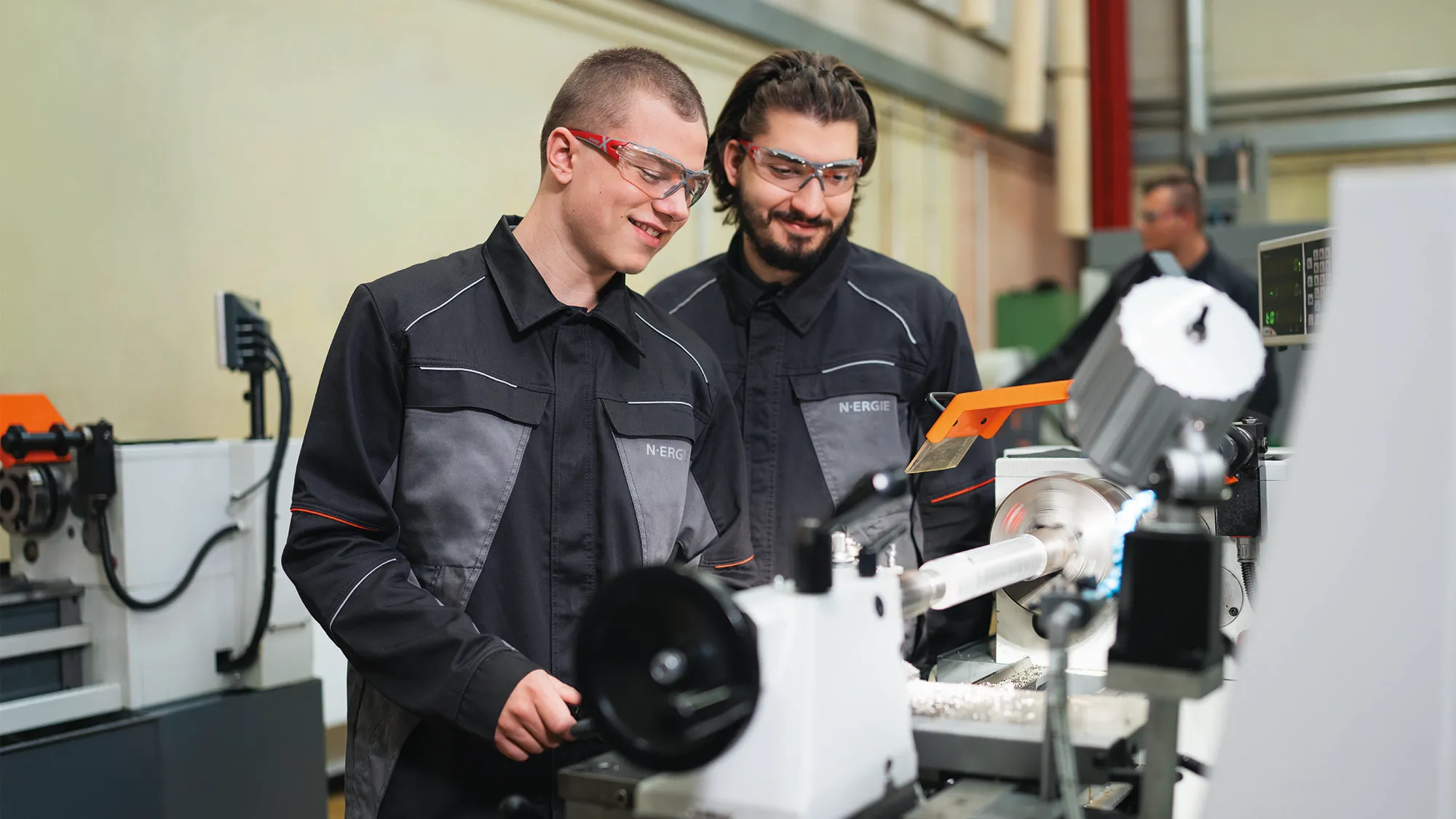 Junger Mann in Arbeitskleidung