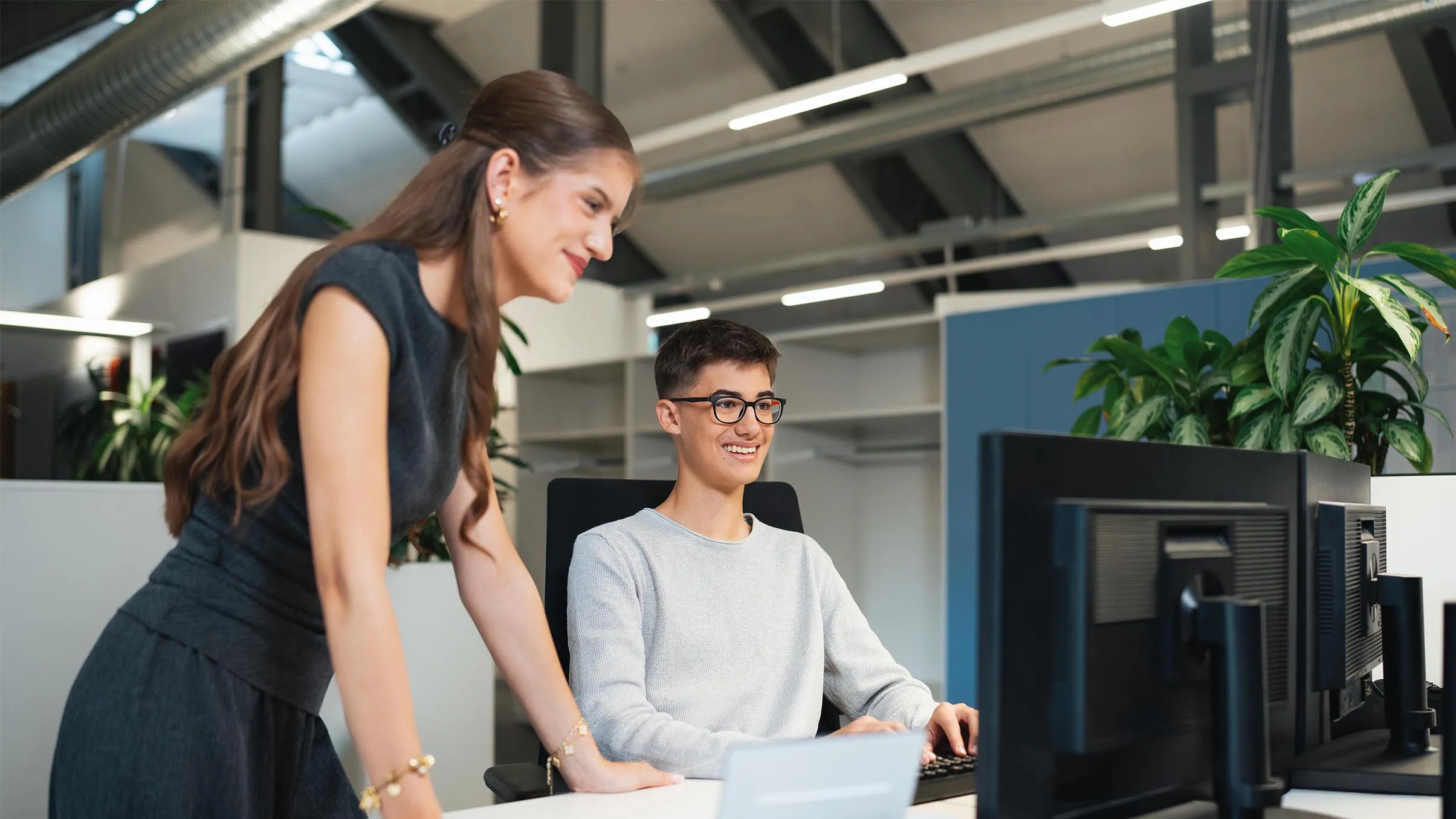 Junger Mann mit Ordner