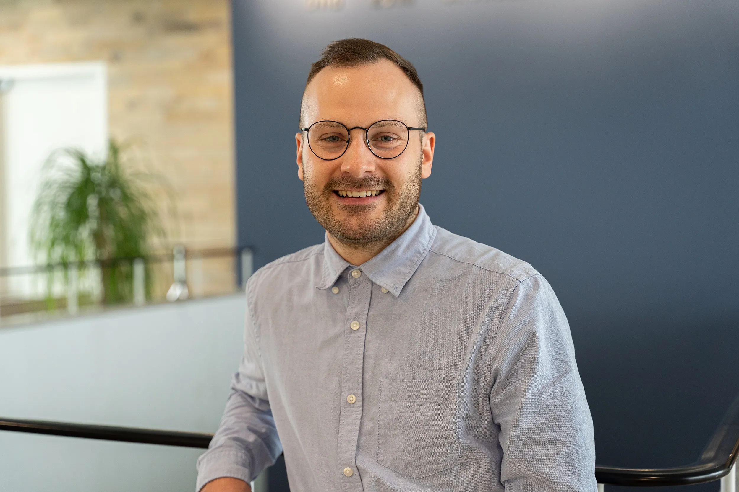 Der Mitarbeiter Burak Erata von N-ERGIE Netz GmbH arbeitet am Computer in einem Büro.