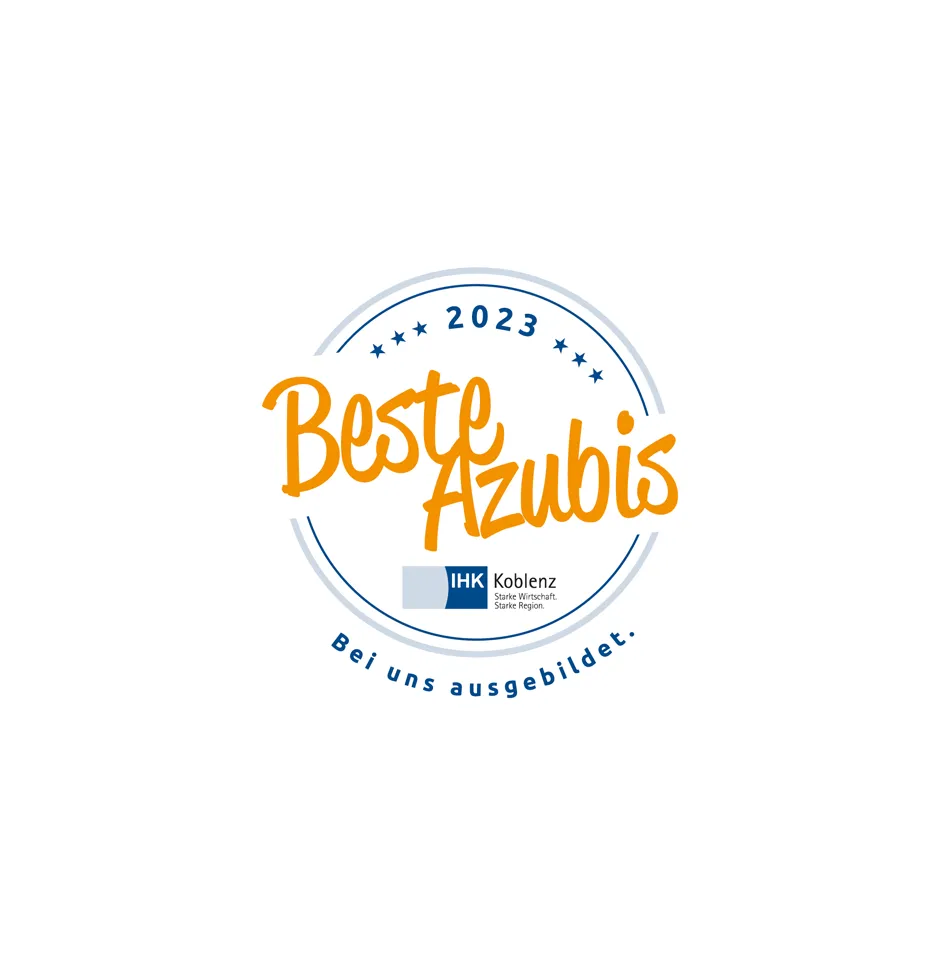 Abzeichen mit der Aufschrift "Beste Azubis 2023", IHK Koblenz-Logo, und dem Slogan "Bei uns ausgebildet".