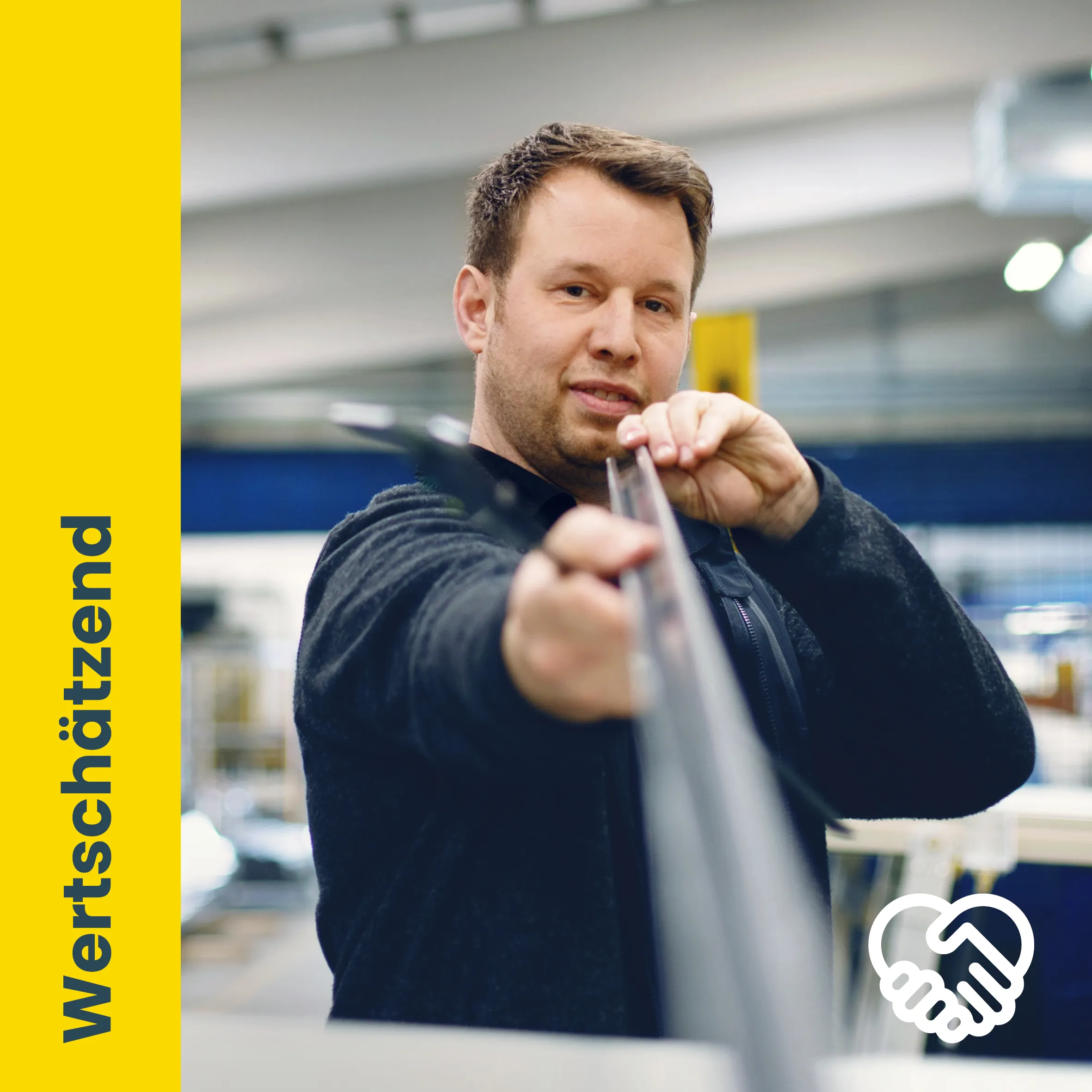 Ein Mitarbeiter von Niedax misst ein Metallprofil in einer Fabrikumgebung. Text "Wertschätzend" und Handschlag-Symbol am Rand.