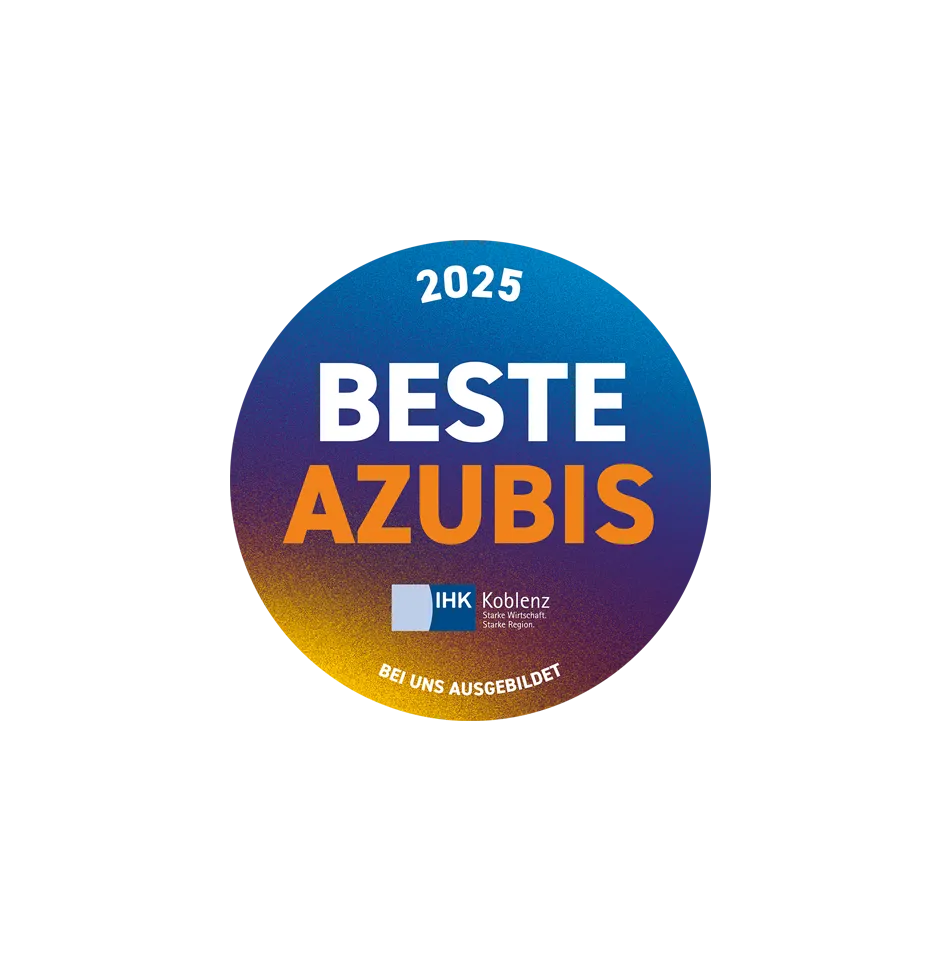 Abzeichen mit der Aufschrift "Beste Azubis 2023", IHK Koblenz-Logo, und dem Slogan "Bei uns ausgebildet".