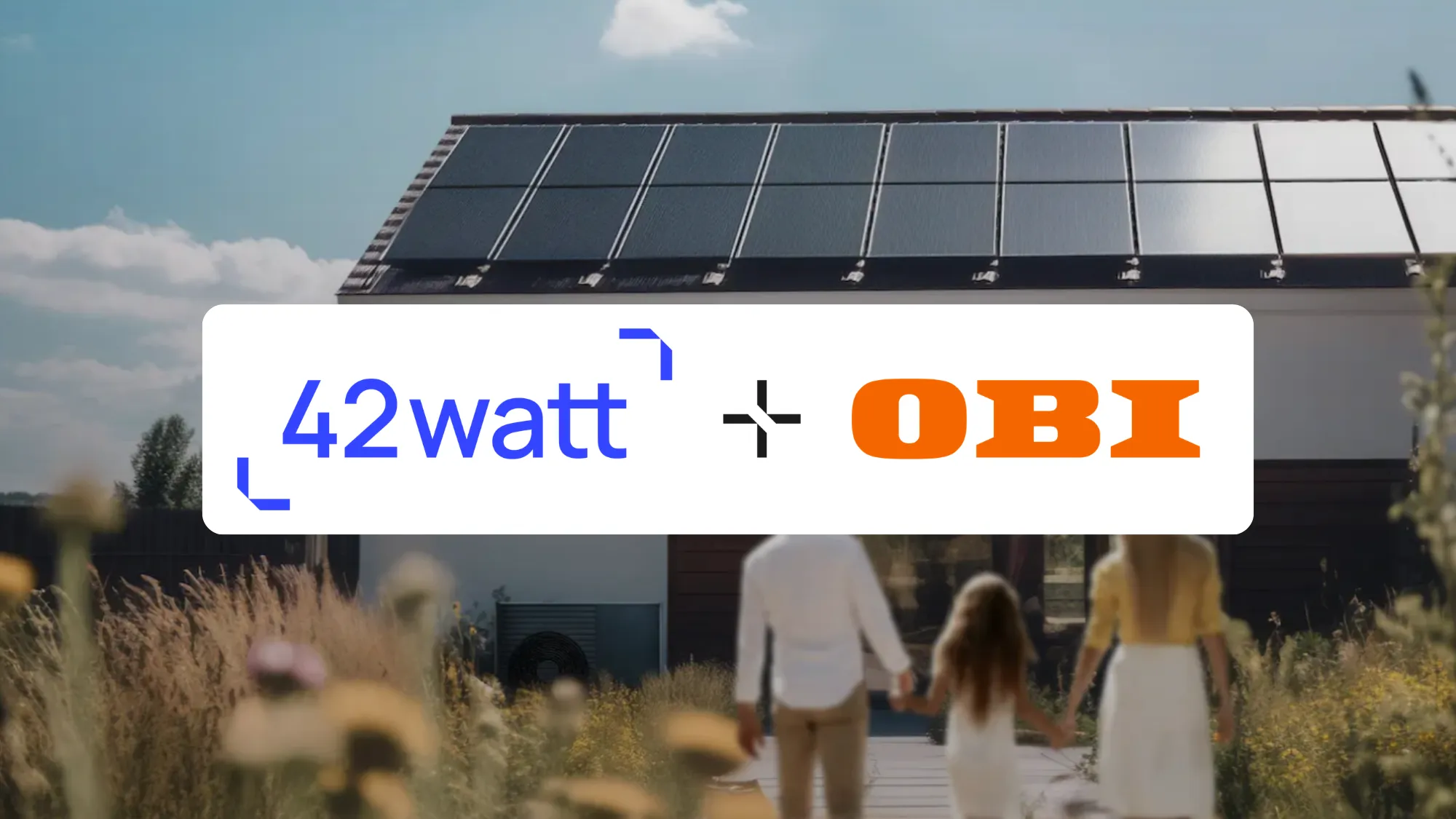 Eine Familie geht auf ein modernes Haus mit Solarpanels zu, im Vordergrund das OBI und 42Watt Logo für eine Kooperation.