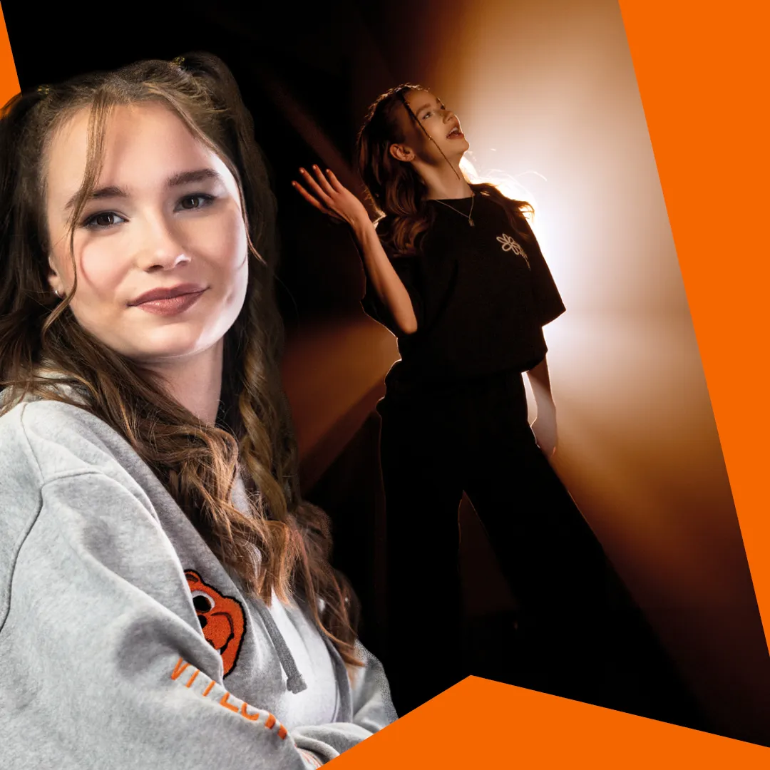 Verkäuferin erklärt ein Produkt