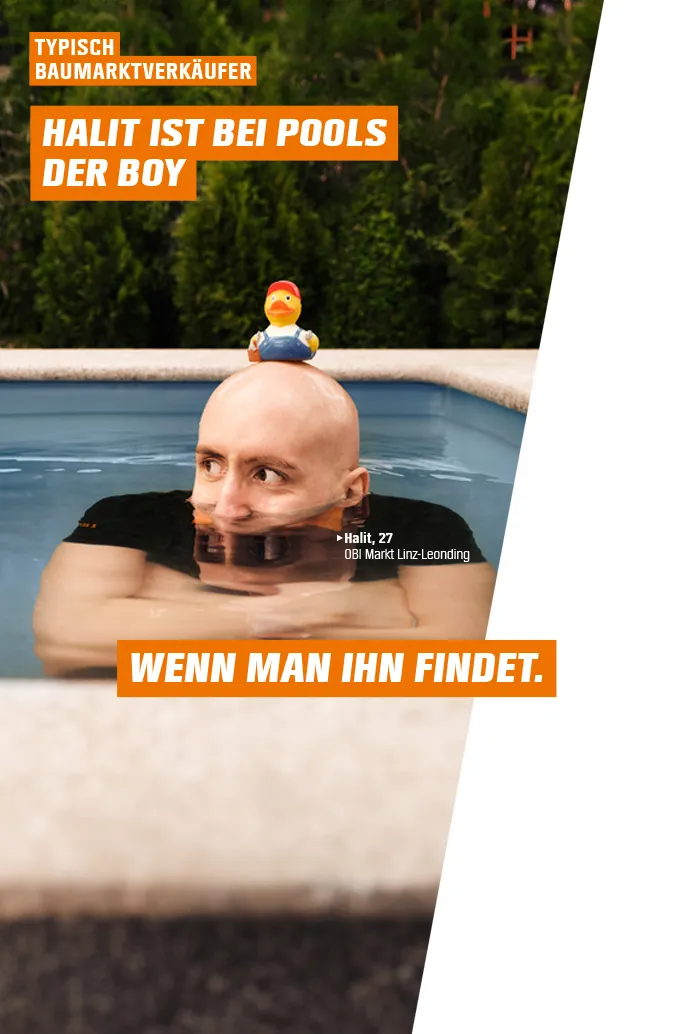 Dualer Student versteckt sich im Pool