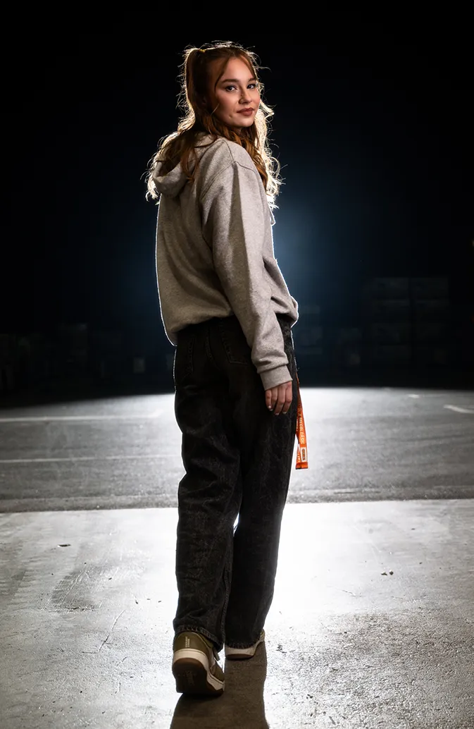 Lehrling versteckt sich hinter Pflanze