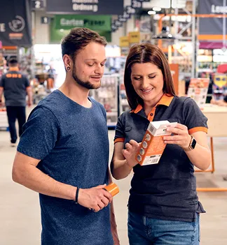 Verkäuferin erklärt ein Produkt