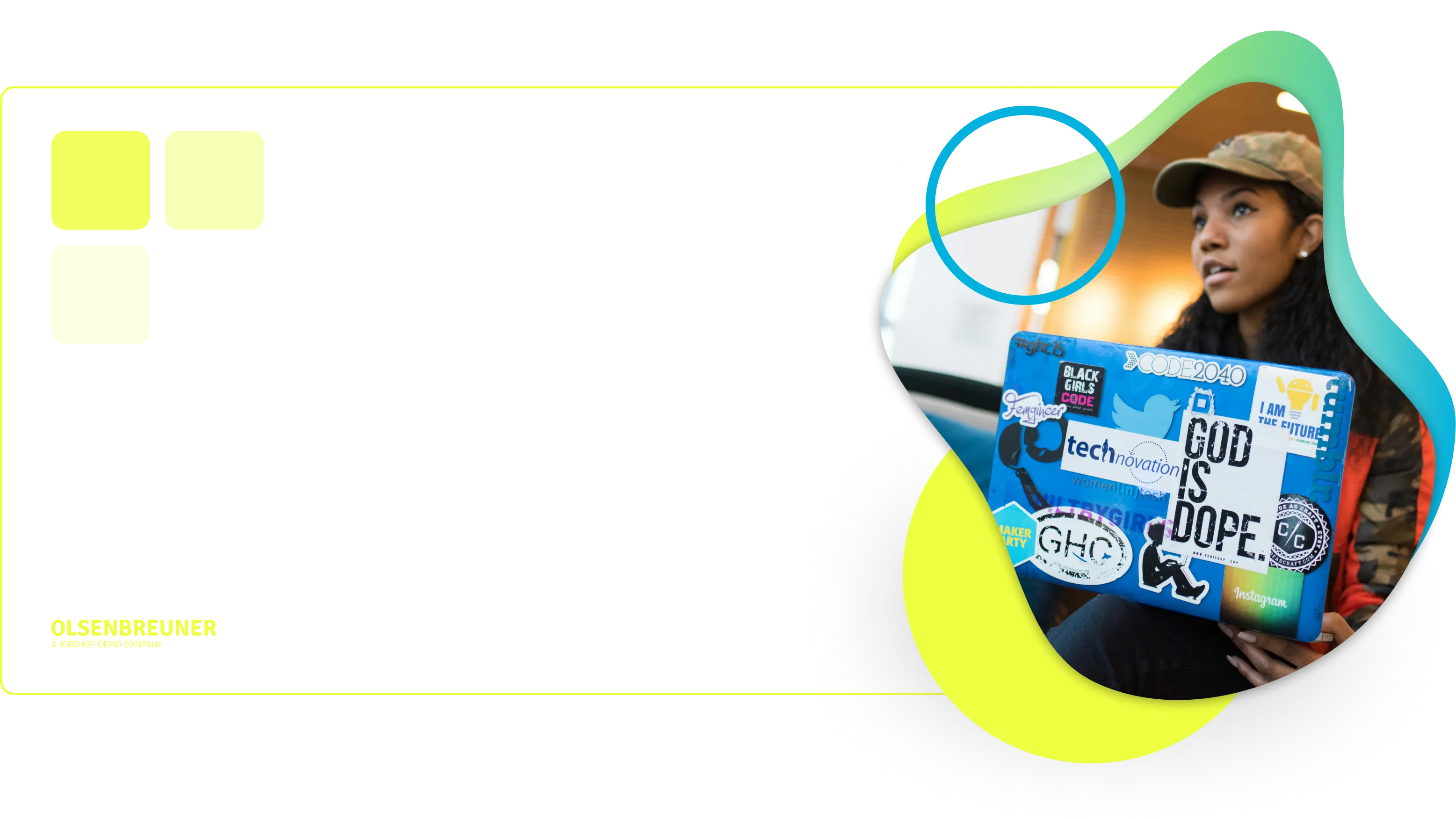 Junge Frau in einem IT-Büro mit Laptop voller Tech-Aufkleber, Logo von Olsen & Breuner links.