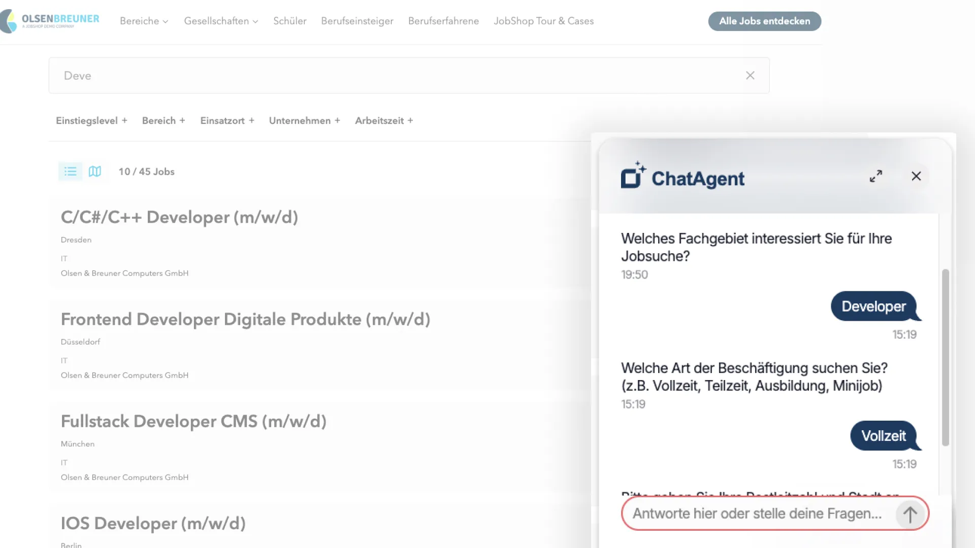 Auf der Karriere-Website von Olsen & Breuner wird eine Liste von IT-Stellenangeboten mit einem ChatAgent-Fenster angezeigt.