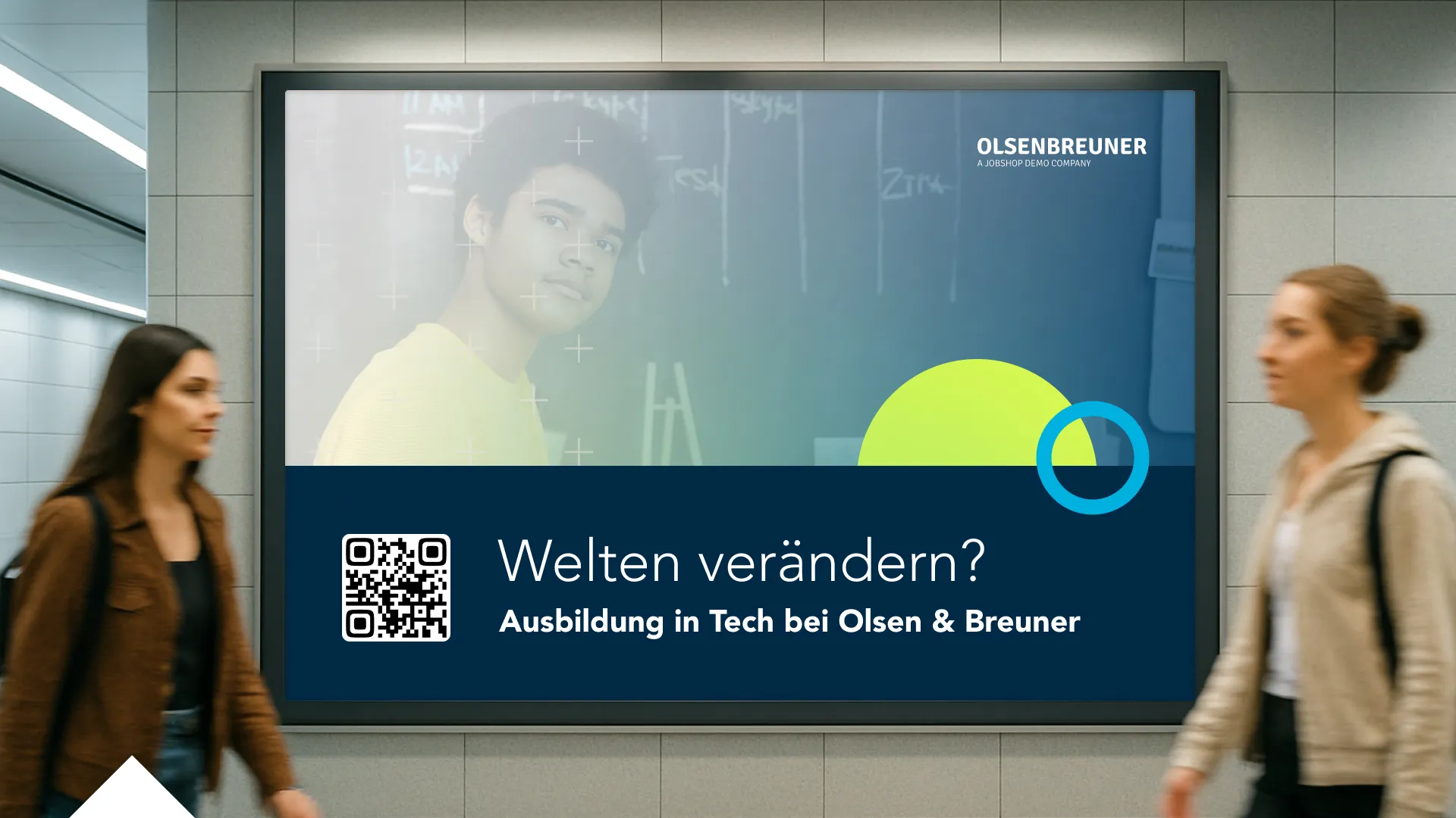 Ein junger Mann auf einem Olsen & Breuner Werbeplakat neben einem QR-Code in einem modernen Flur.