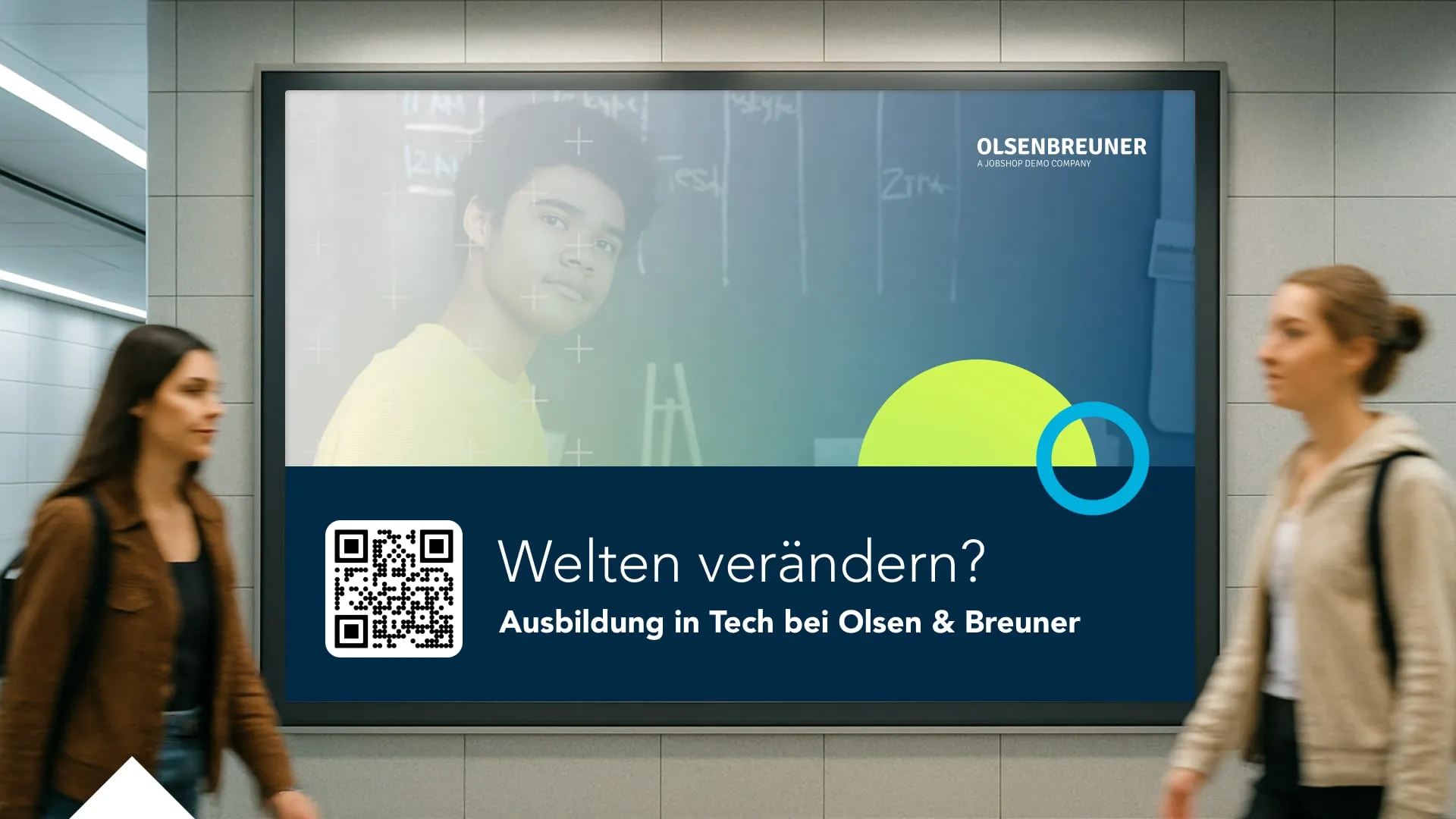 Ein junger Mann auf einem Olsen & Breuner Werbeplakat neben einem QR-Code in einem modernen Flur.