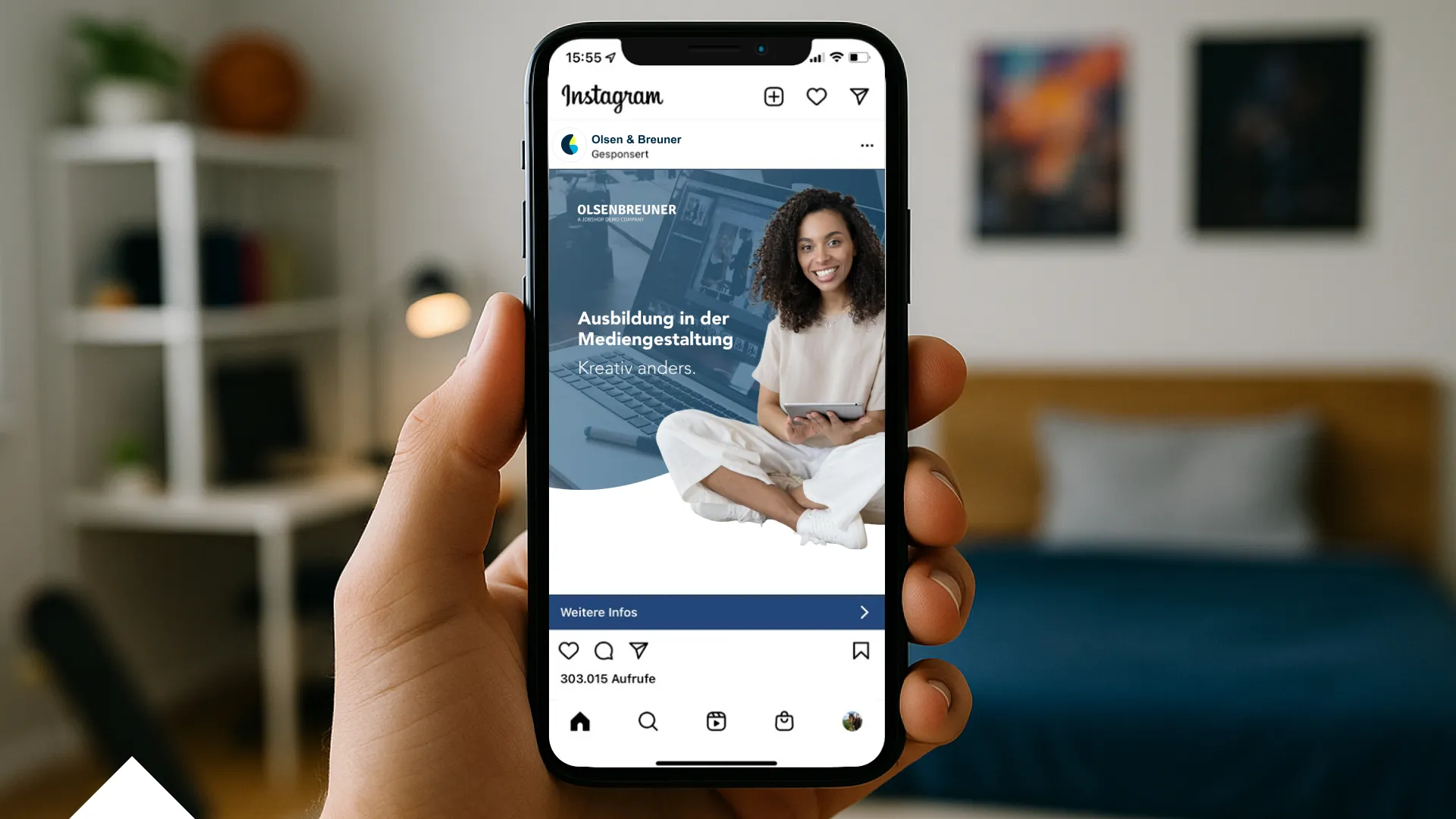 Ein Smartphone zeigt eine Instagram-Anzeige von Olsen & Breuner für eine Ausbildung in der Mediengestaltung.