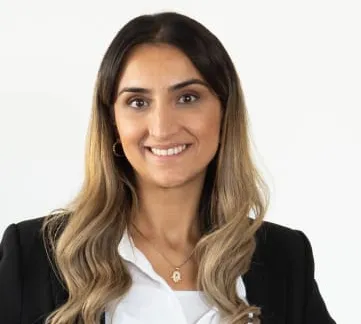 Junge Frau im Business-Outfit lächelt freundlich in die Kamera, steht für Karrierechancen bei Peras GmbH.
