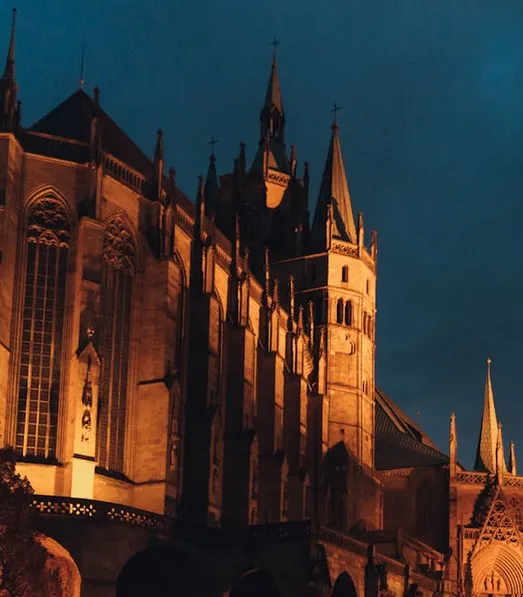 Eine Kirche in Erfurt bei Nacht