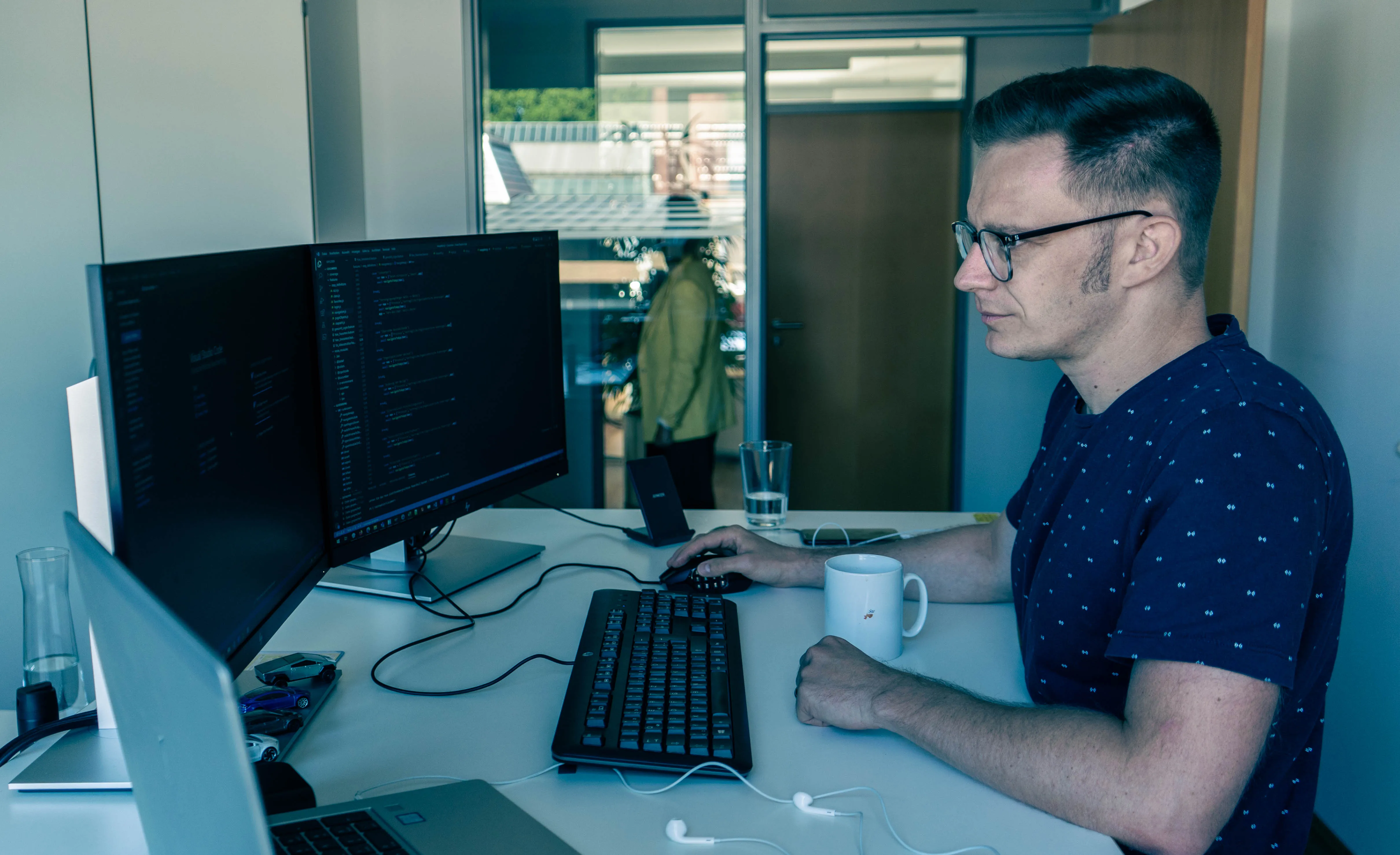 Ein Mann arbeitet an einem Computer