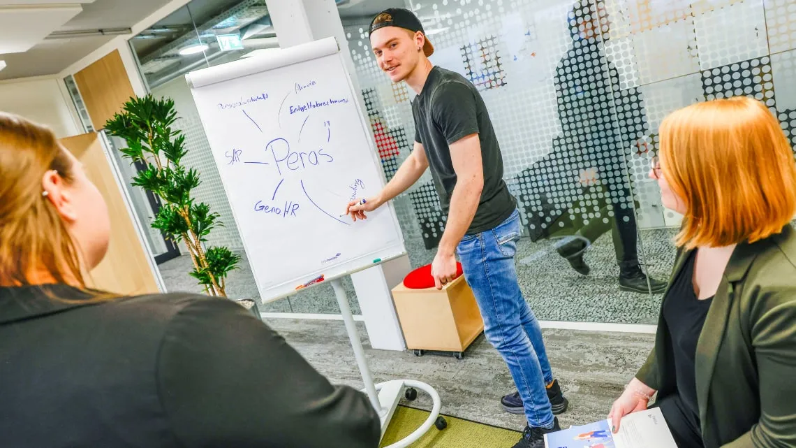 Mitarbeiter an einem Flipchart