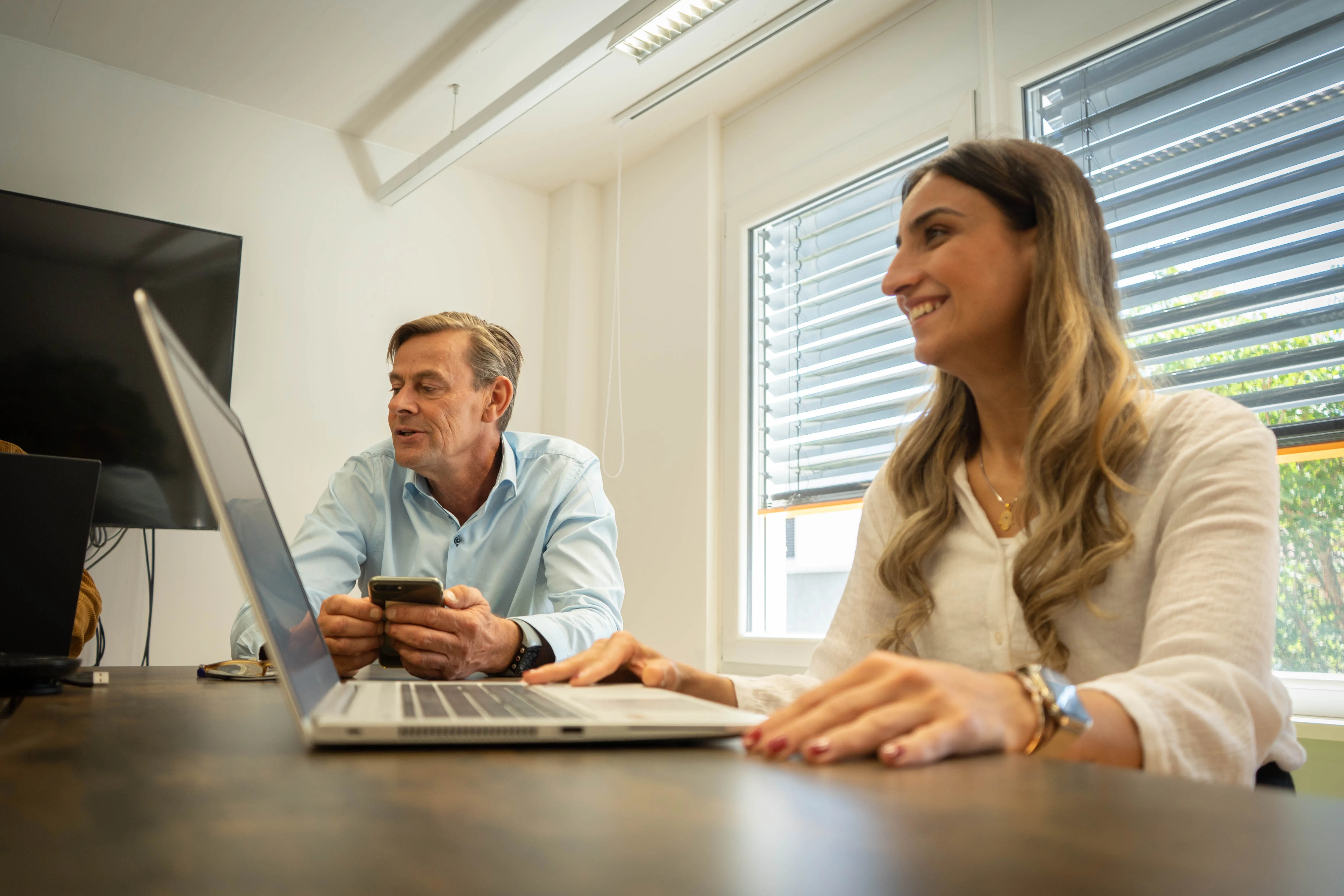 Zwei Leute arbeiten an Computern
