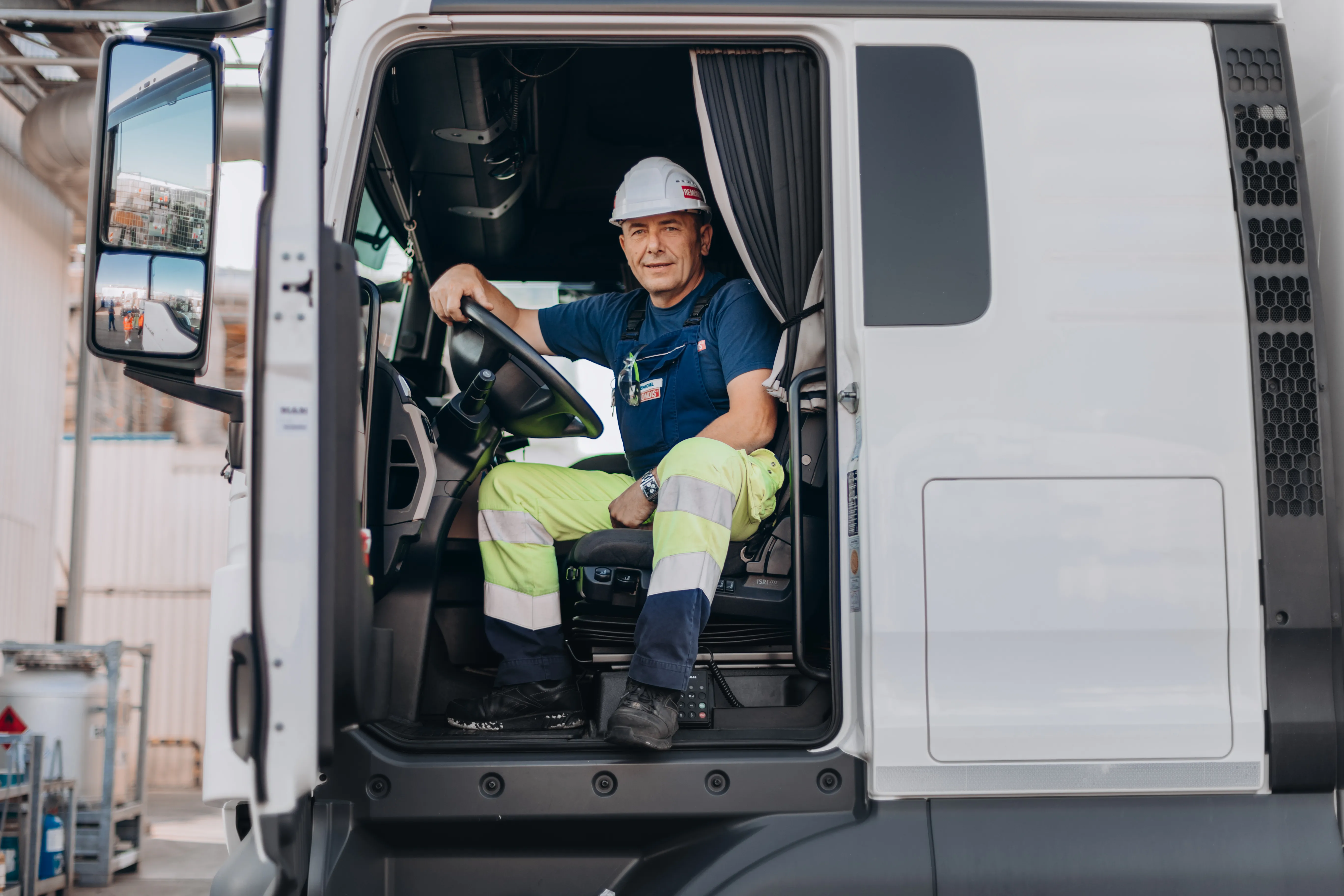 Lächelnder LKW-Fahrer am Steuer