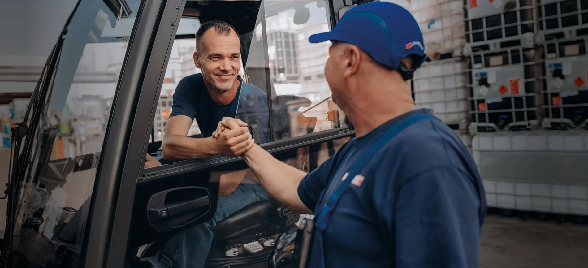 Zwei Männer geben sich die Hand